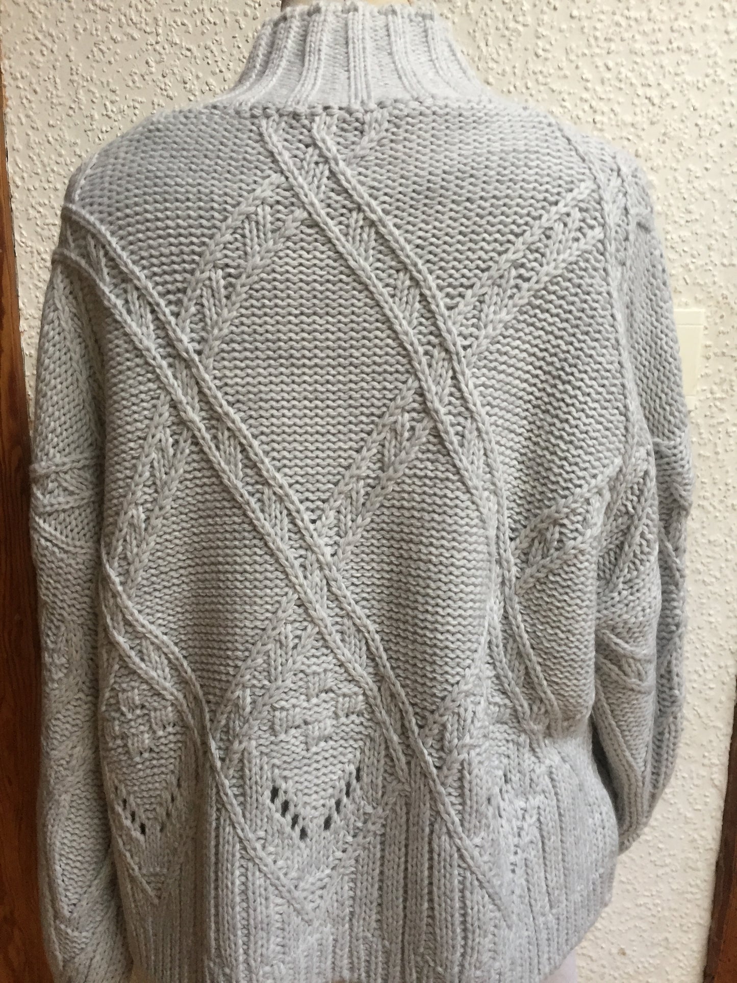 Grobstrickpulli in hellgrau