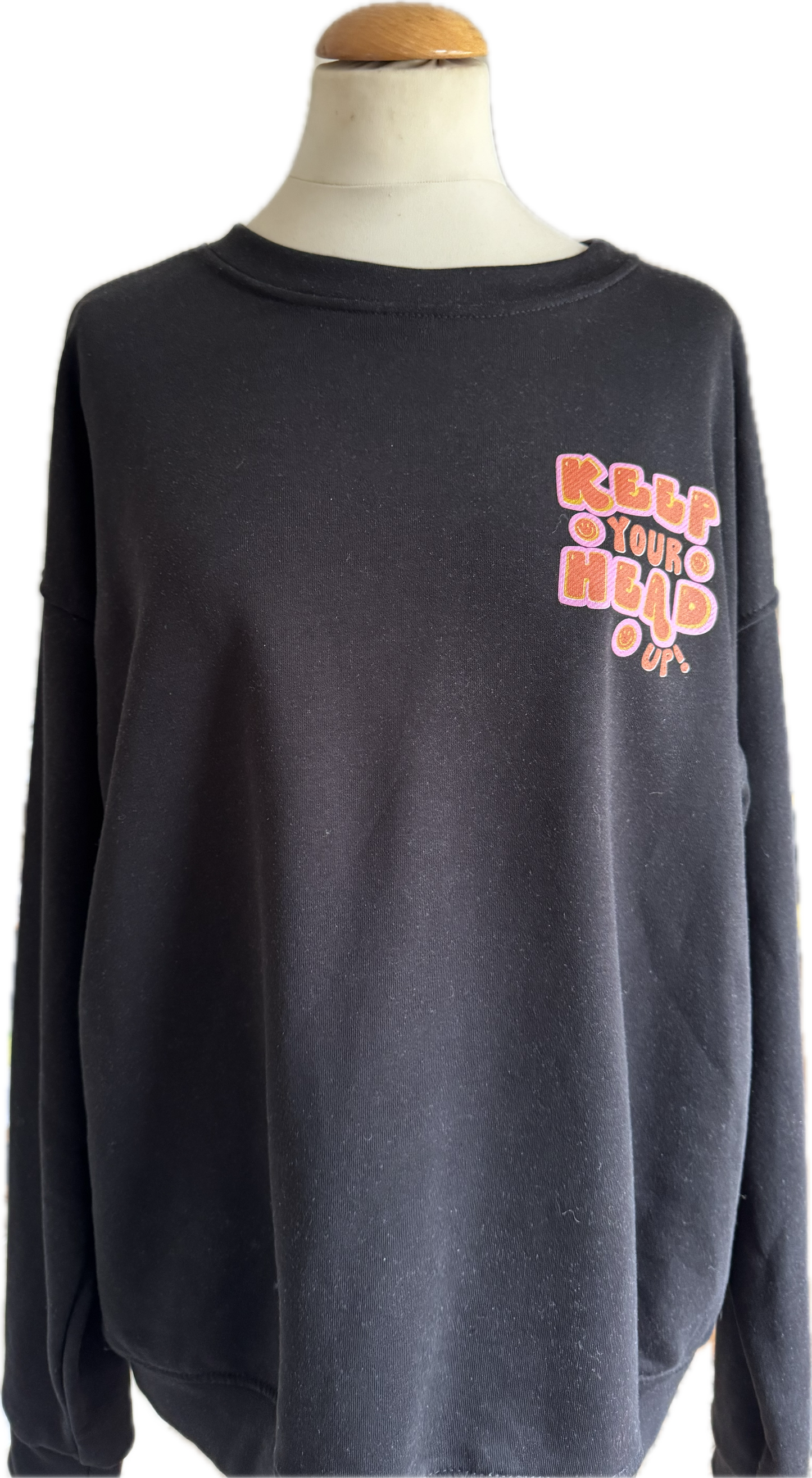 Statement Sweatshirt in schwarz mit farbigen Schriftzügen