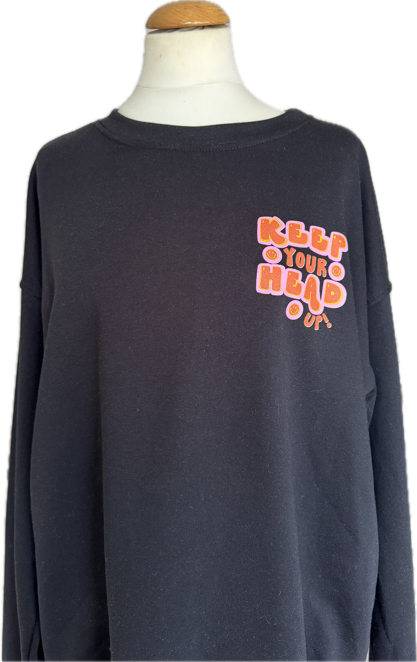 Statement Sweatshirt in schwarz mit farbigen Schriftzügen