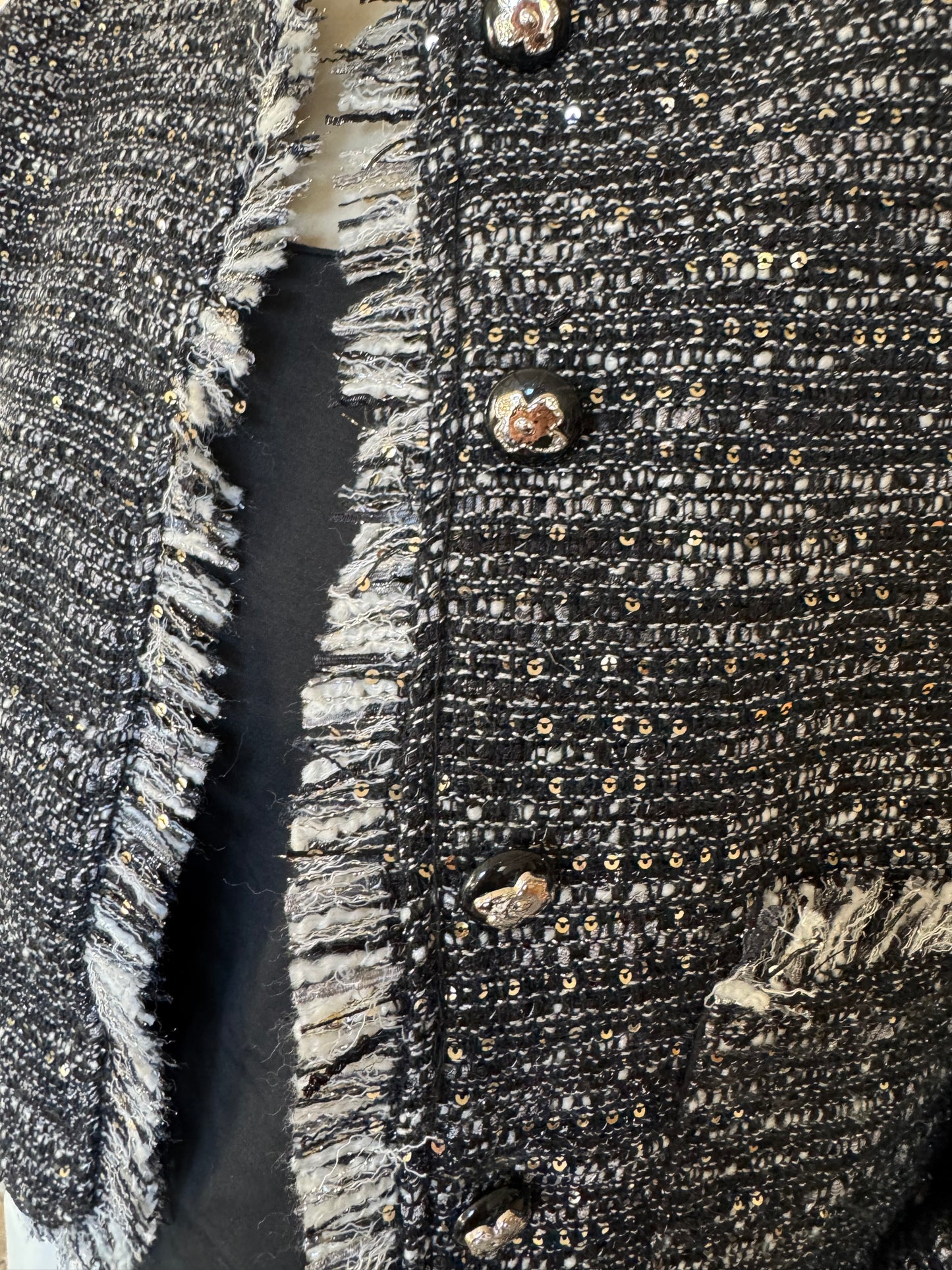 Kurze Fransenjacke mit Silberfaden und Pailletten