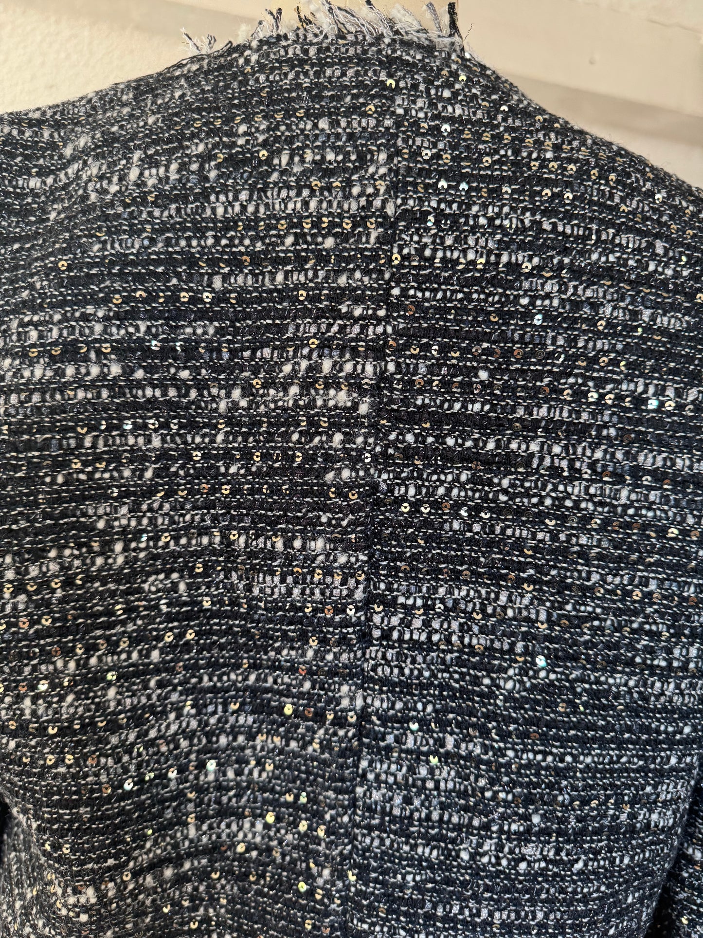 Kurze Fransenjacke mit Silberfaden und Pailletten