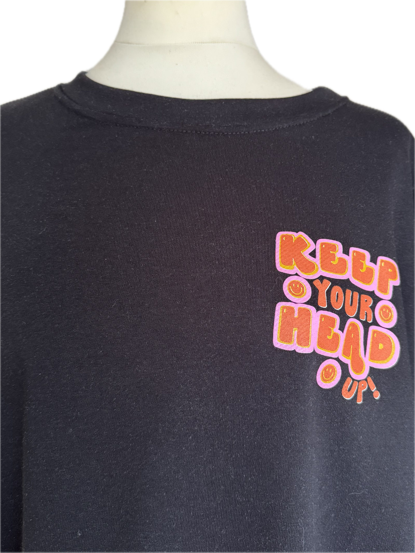 Statement Sweatshirt in schwarz mit farbigen Schriftzügen