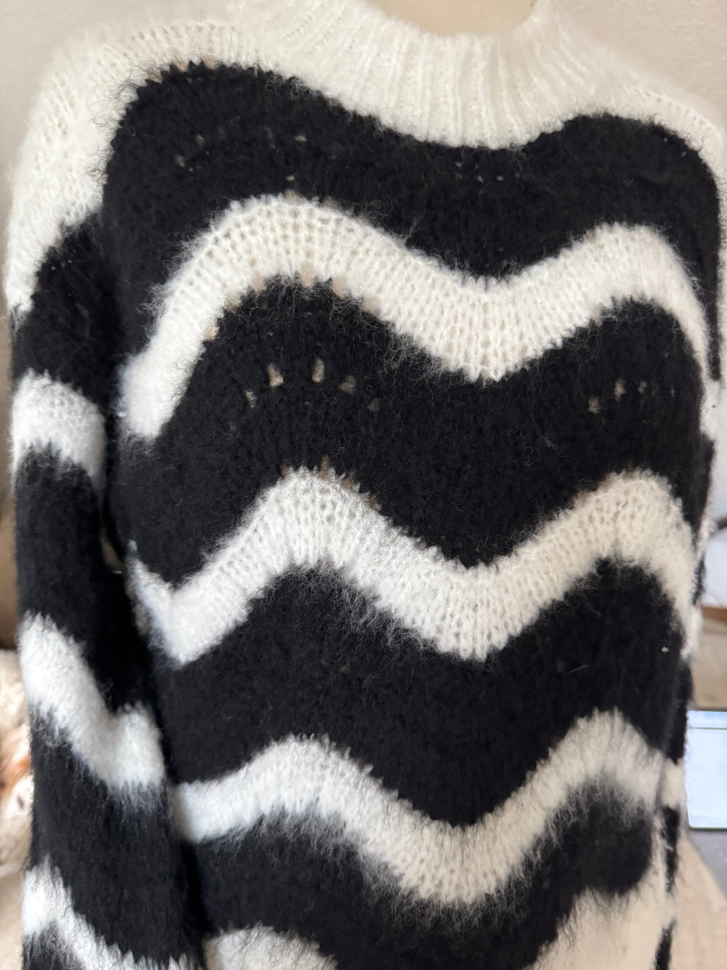 Pulli Streifen, wellenförmig, schwarz/weiß