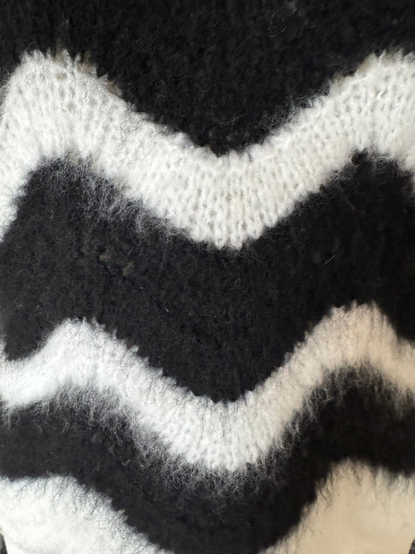 Pulli Streifen, wellenförmig, schwarz/weiß