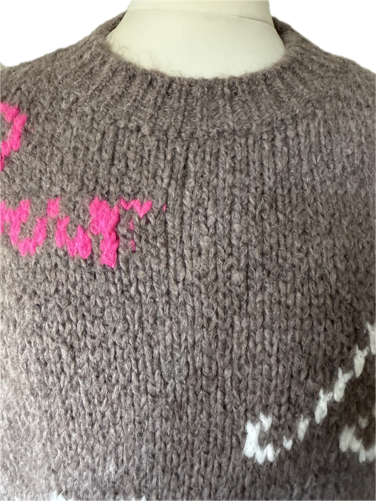 Pulli in nougatbraun mit eingestricktem Muster