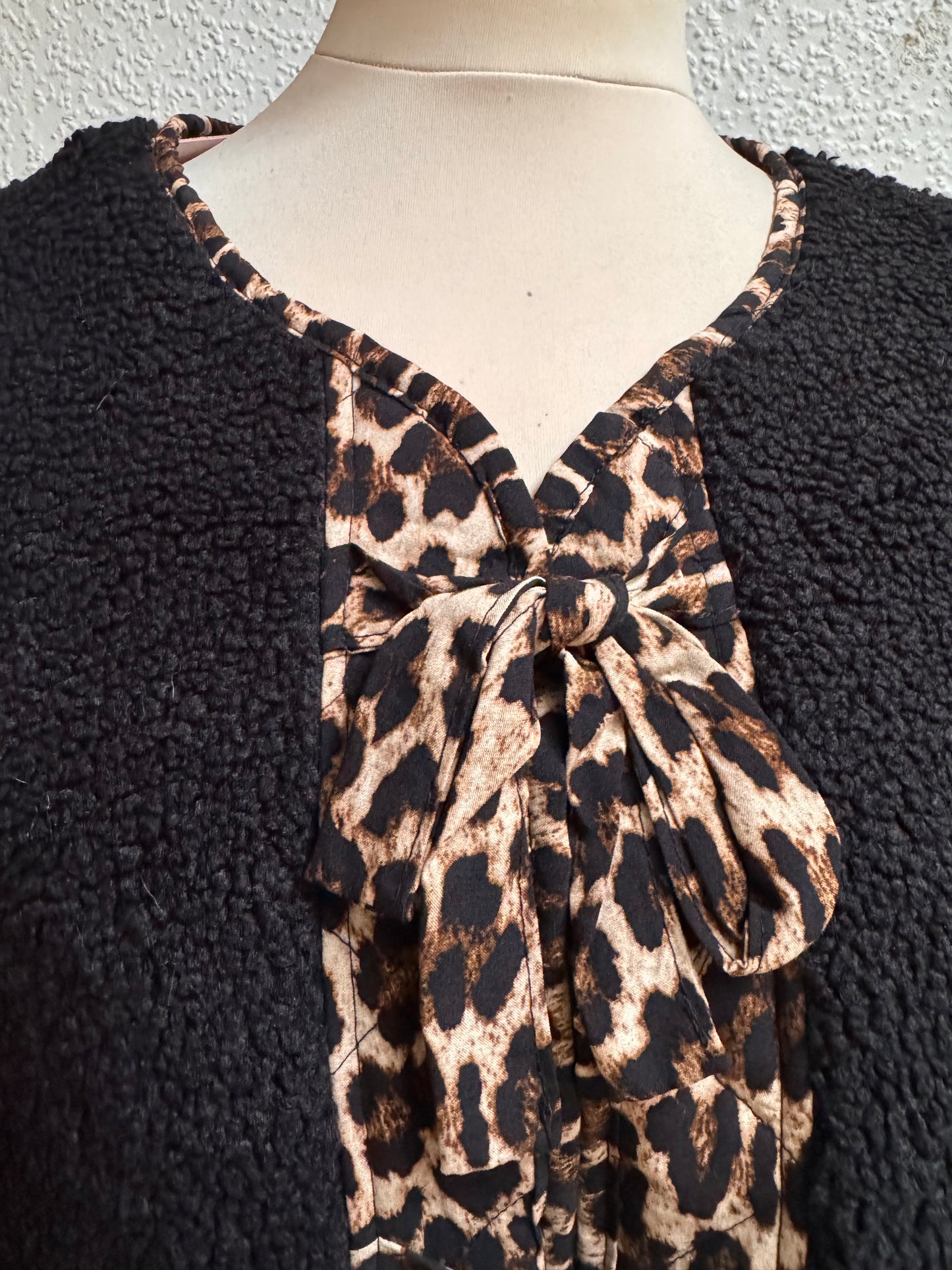 Kleine schwarze Teddyjacke