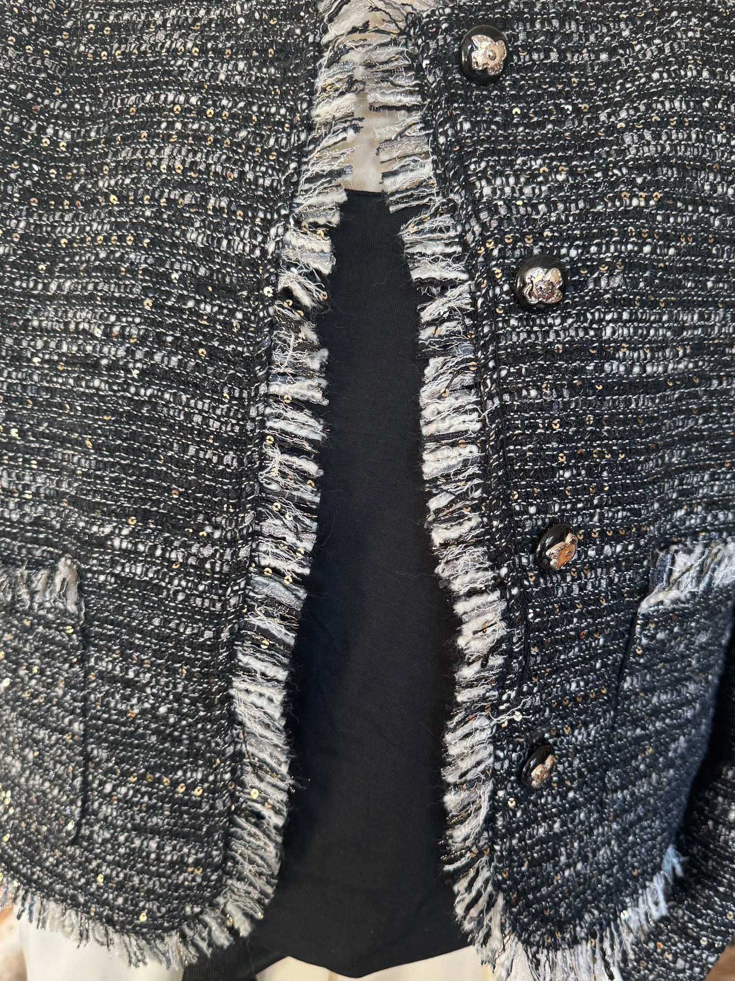 Kurze Fransenjacke mit Silberfaden und Pailletten