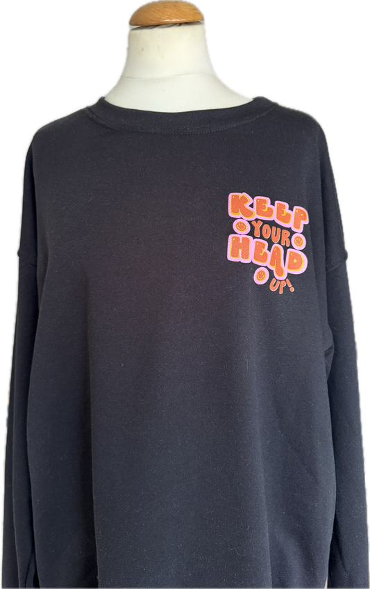 Statement Sweatshirt in schwarz mit farbigen Schriftzügen