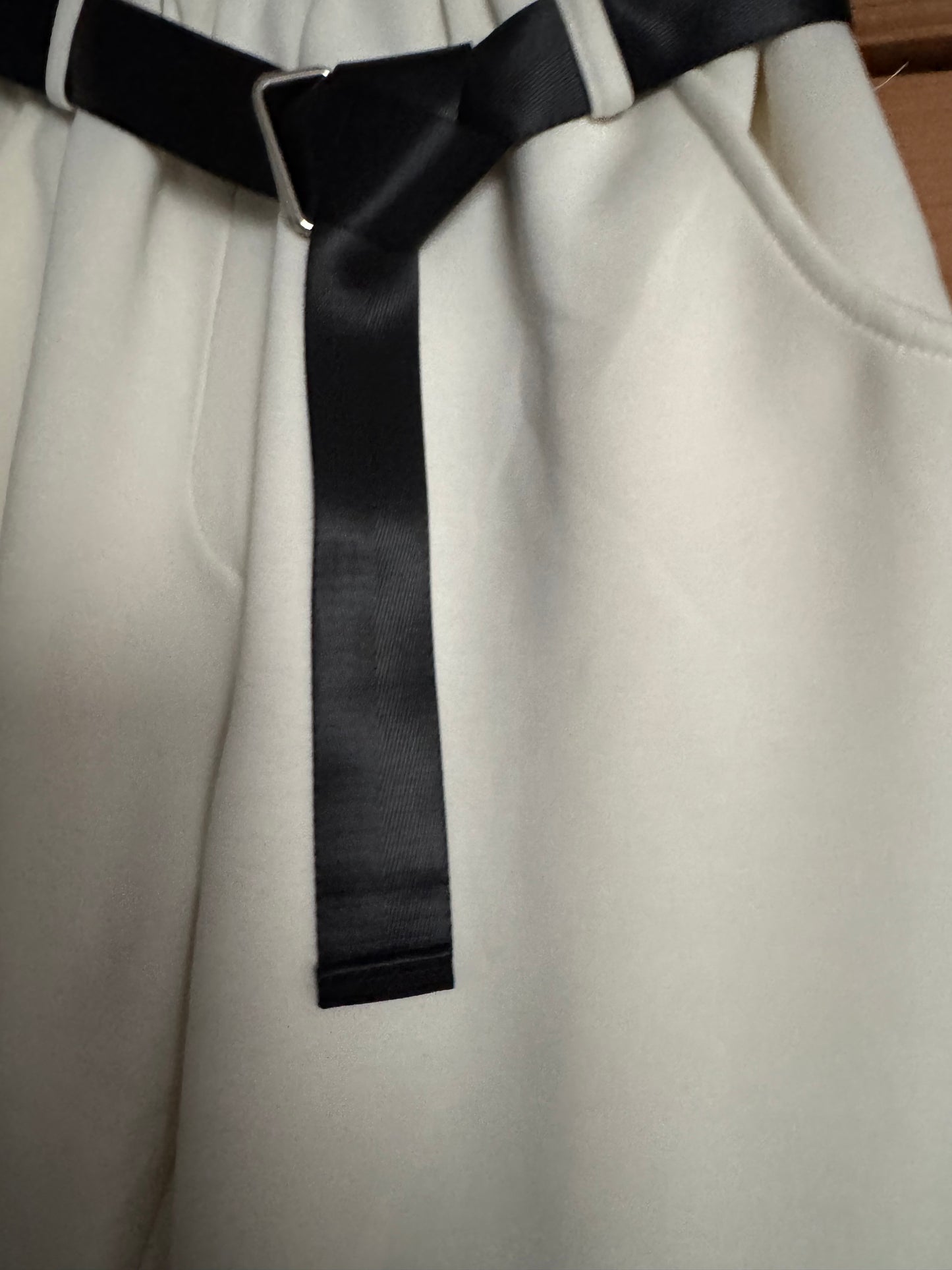 Chinohose mit Gürtel in cremeweiß, beige, braun und oliv