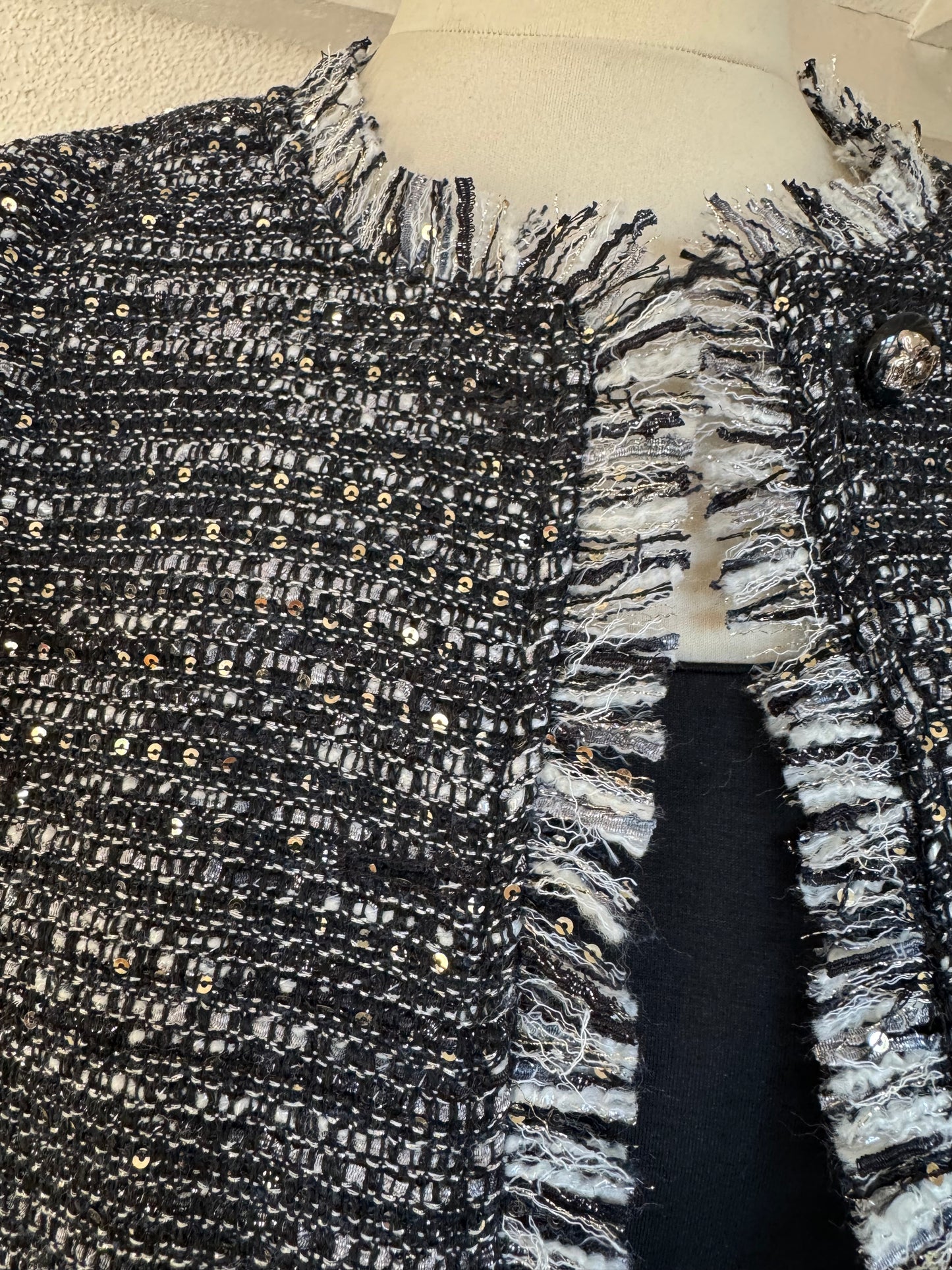 Kurze Fransenjacke mit Silberfaden und Pailletten