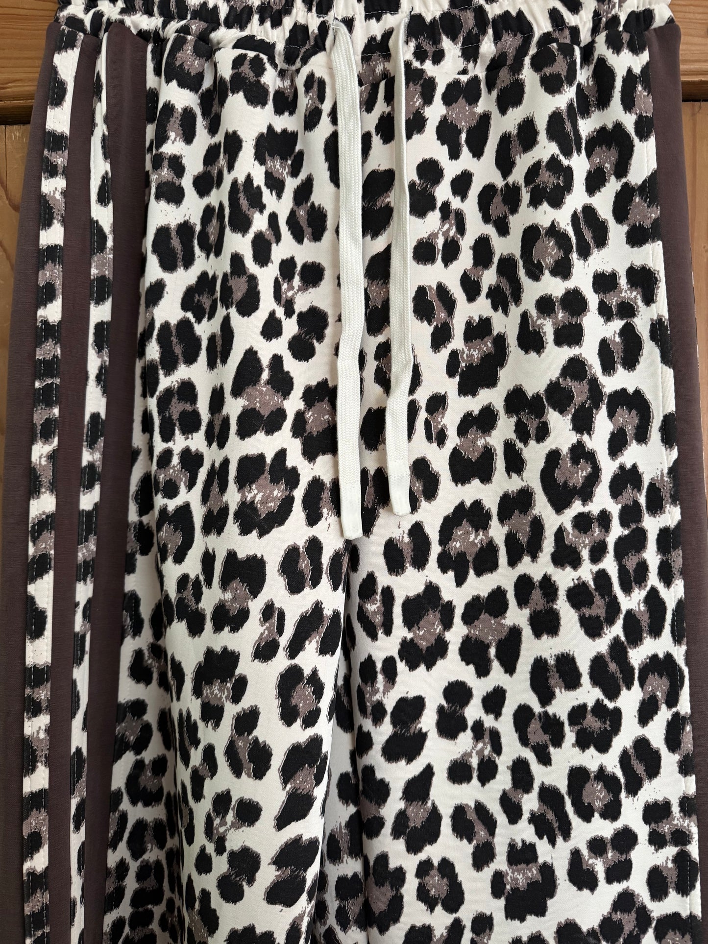 Hose im Animaldruck beige mit Seitenstreifen