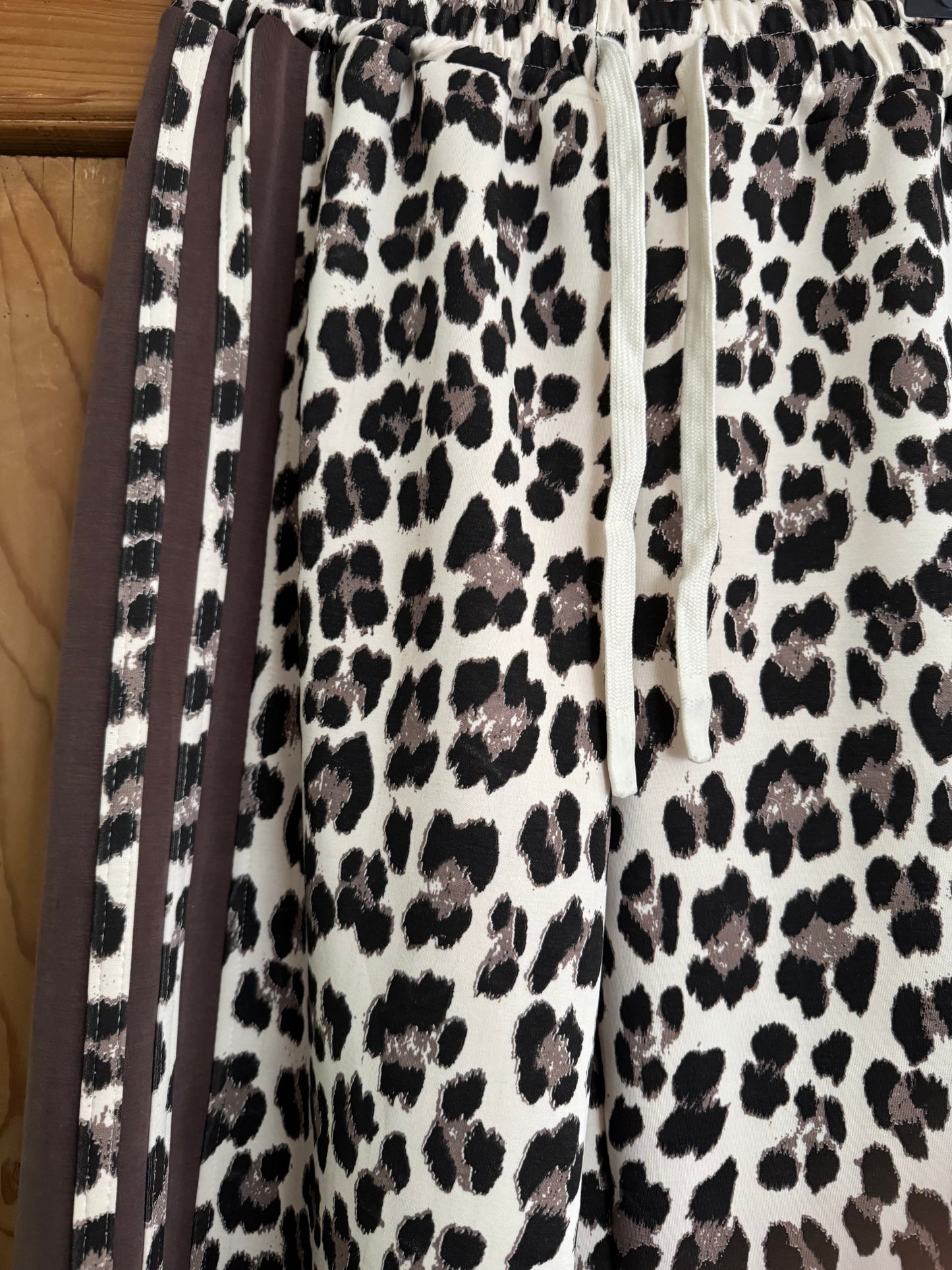 Hose im Animaldruck beige mit Seitenstreifen