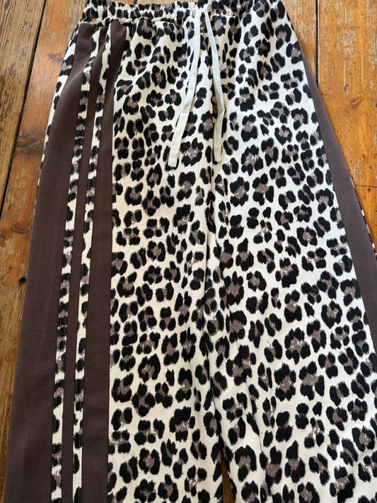 Hose im Animaldruck beige mit Seitenstreifen