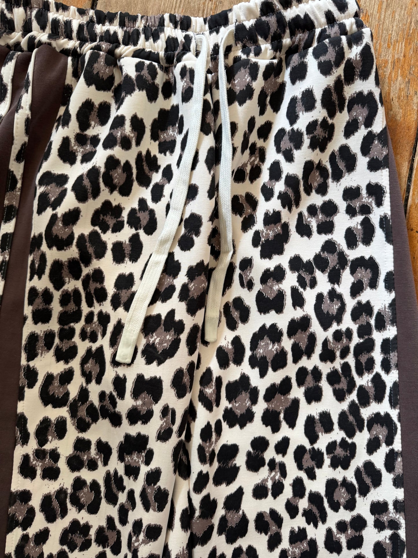 Hose im Animaldruck beige mit Seitenstreifen