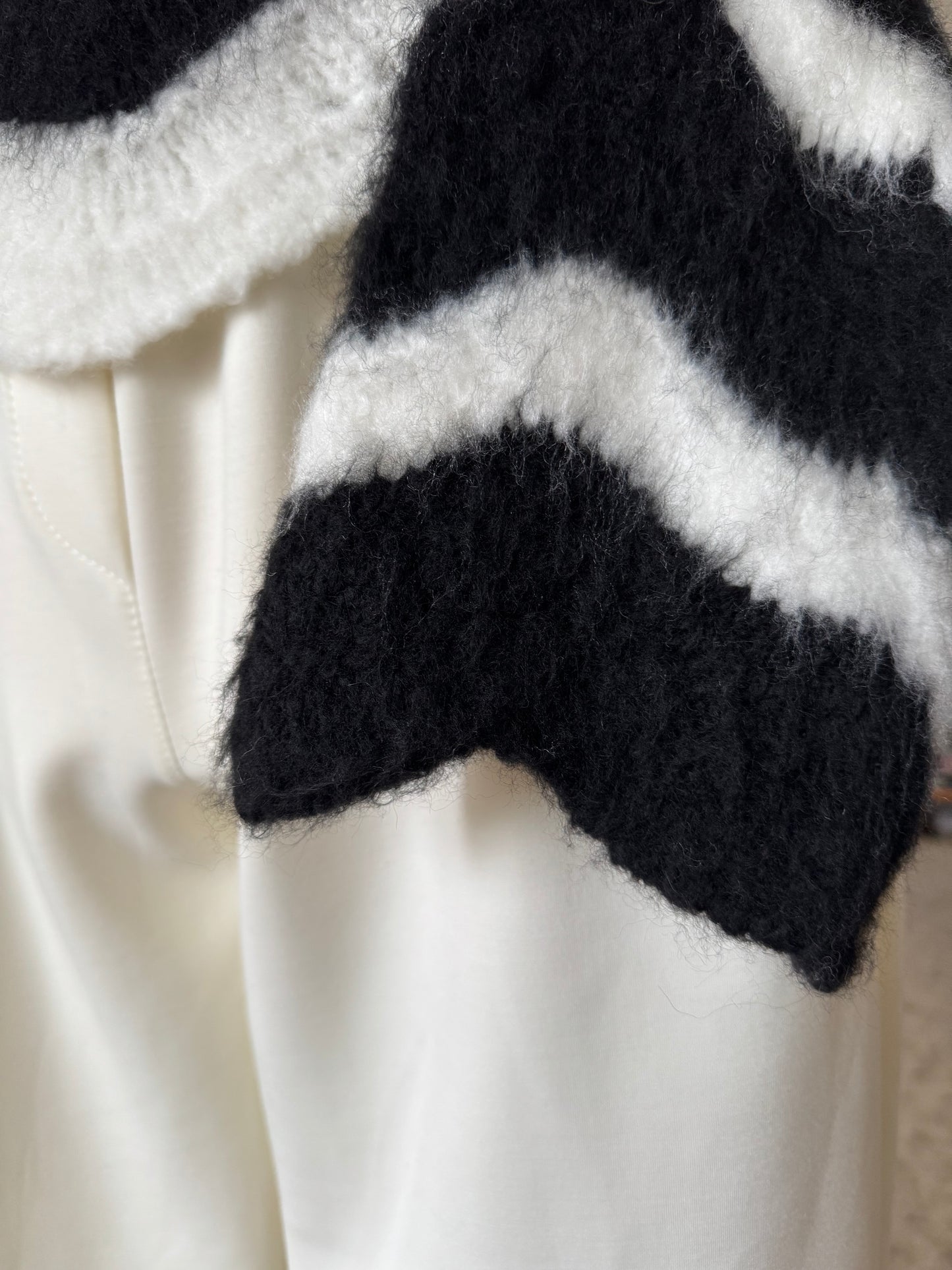 Pulli Streifen, wellenförmig, schwarz/weiß