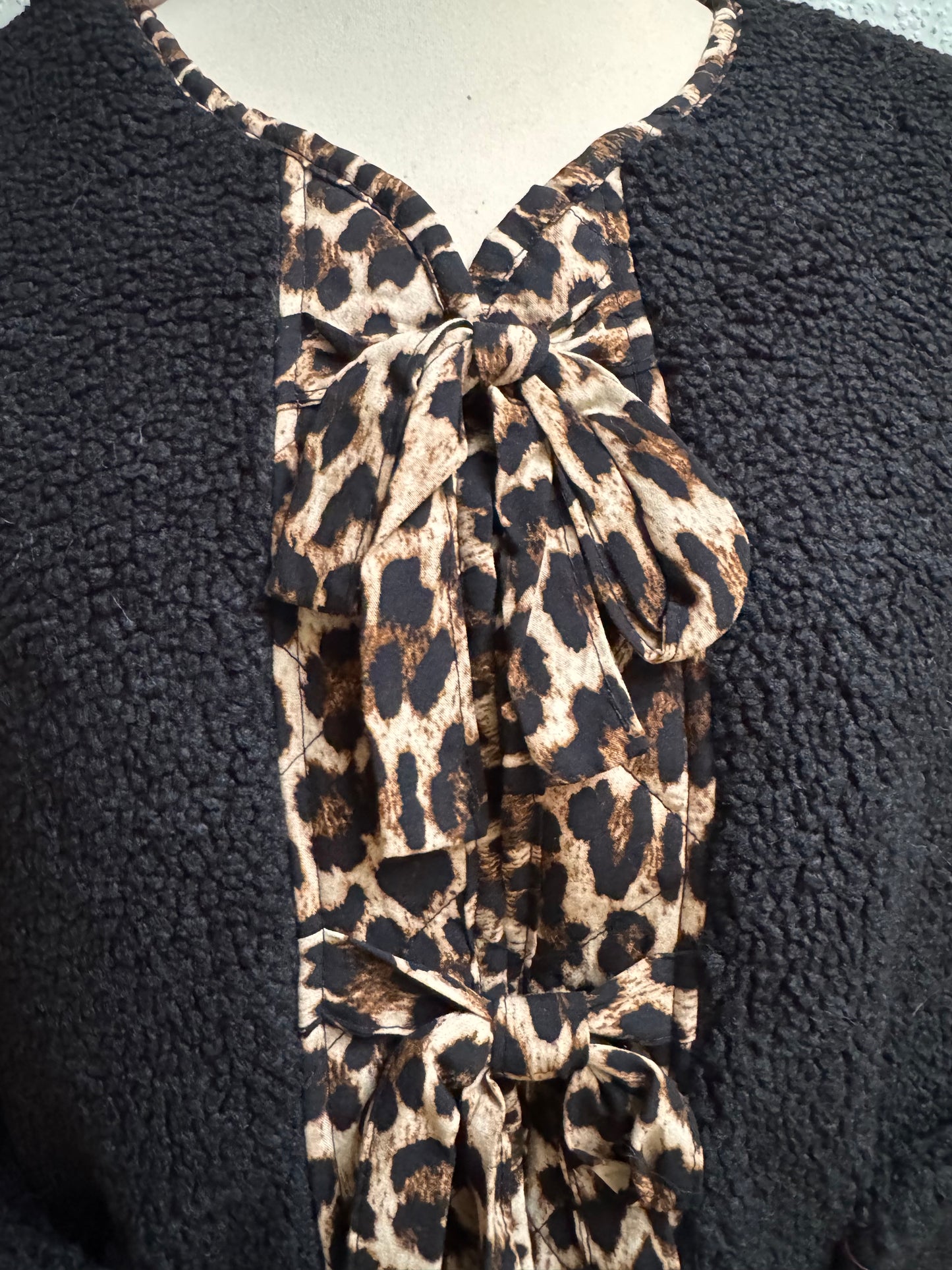 Kleine schwarze Teddyjacke