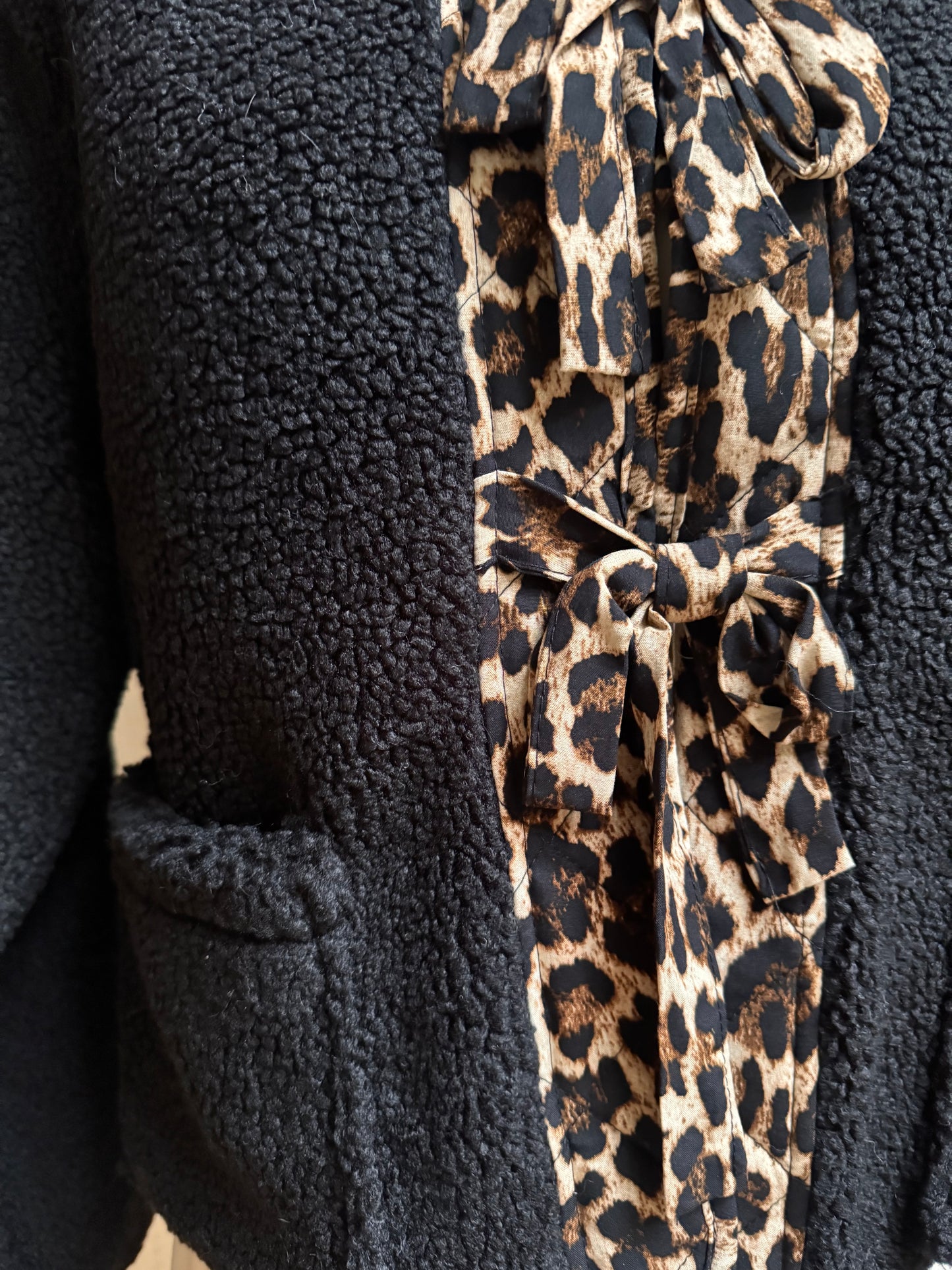 Kleine schwarze Teddyjacke