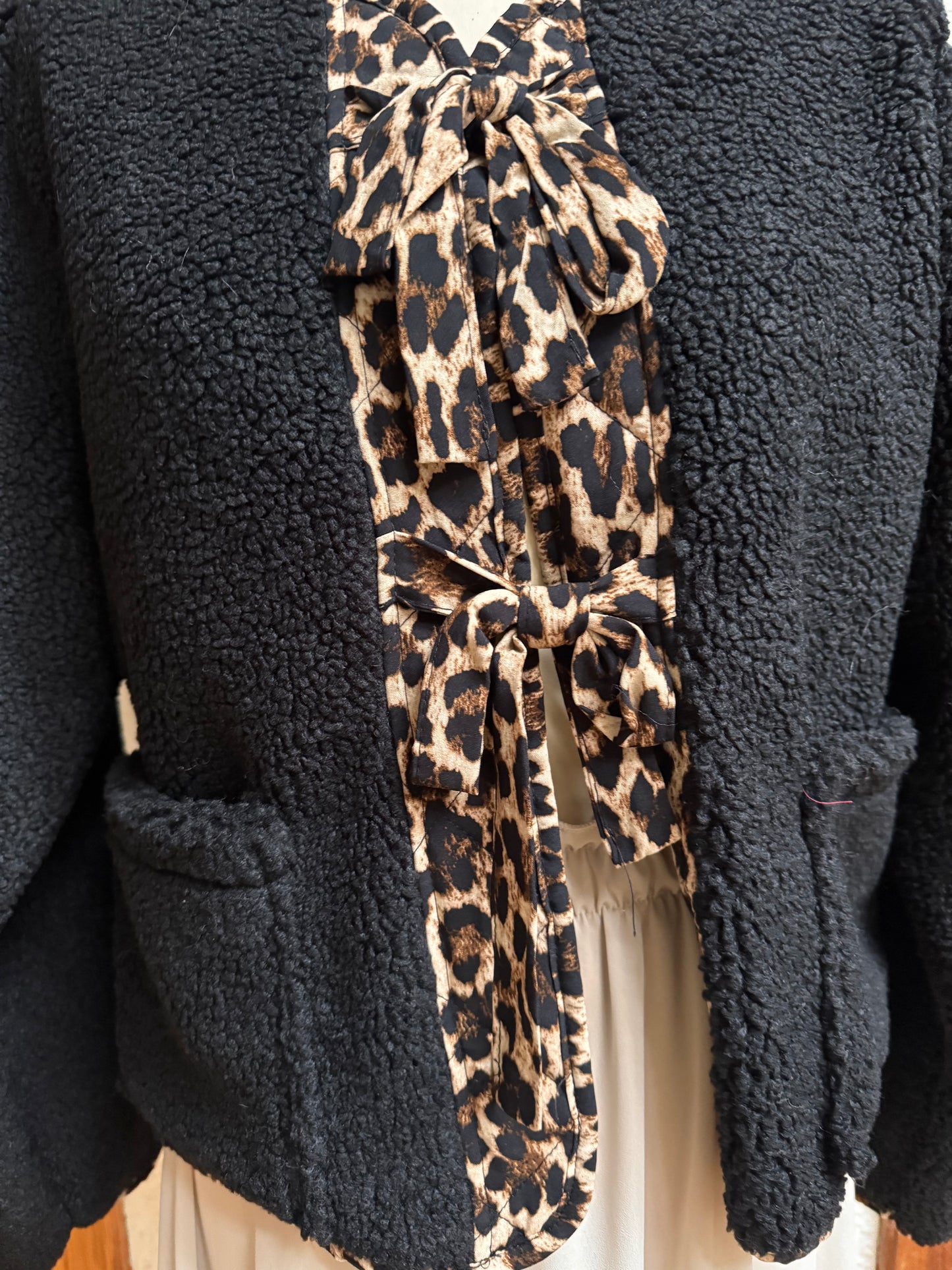 Kleine schwarze Teddyjacke