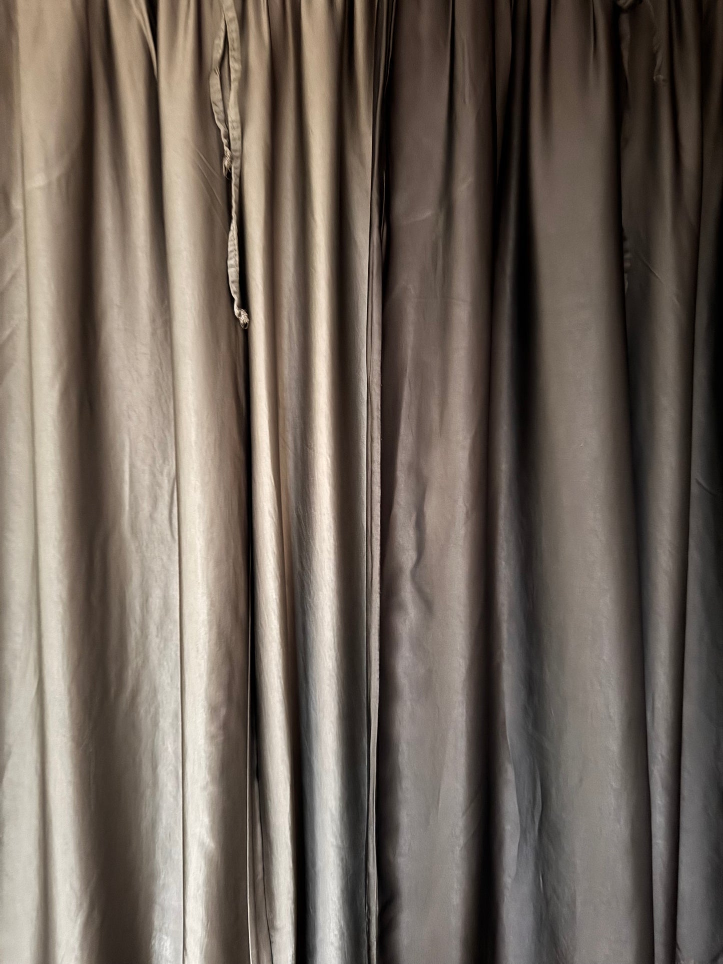 Weitgeschnittene Seidensatinhose in schoko und taupe