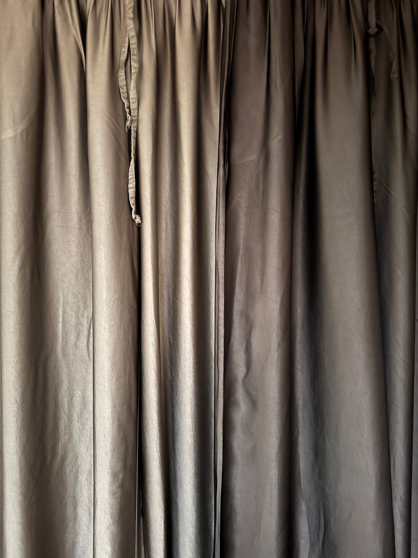 Weitgeschnittene Seidensatinhose in schoko und taupe