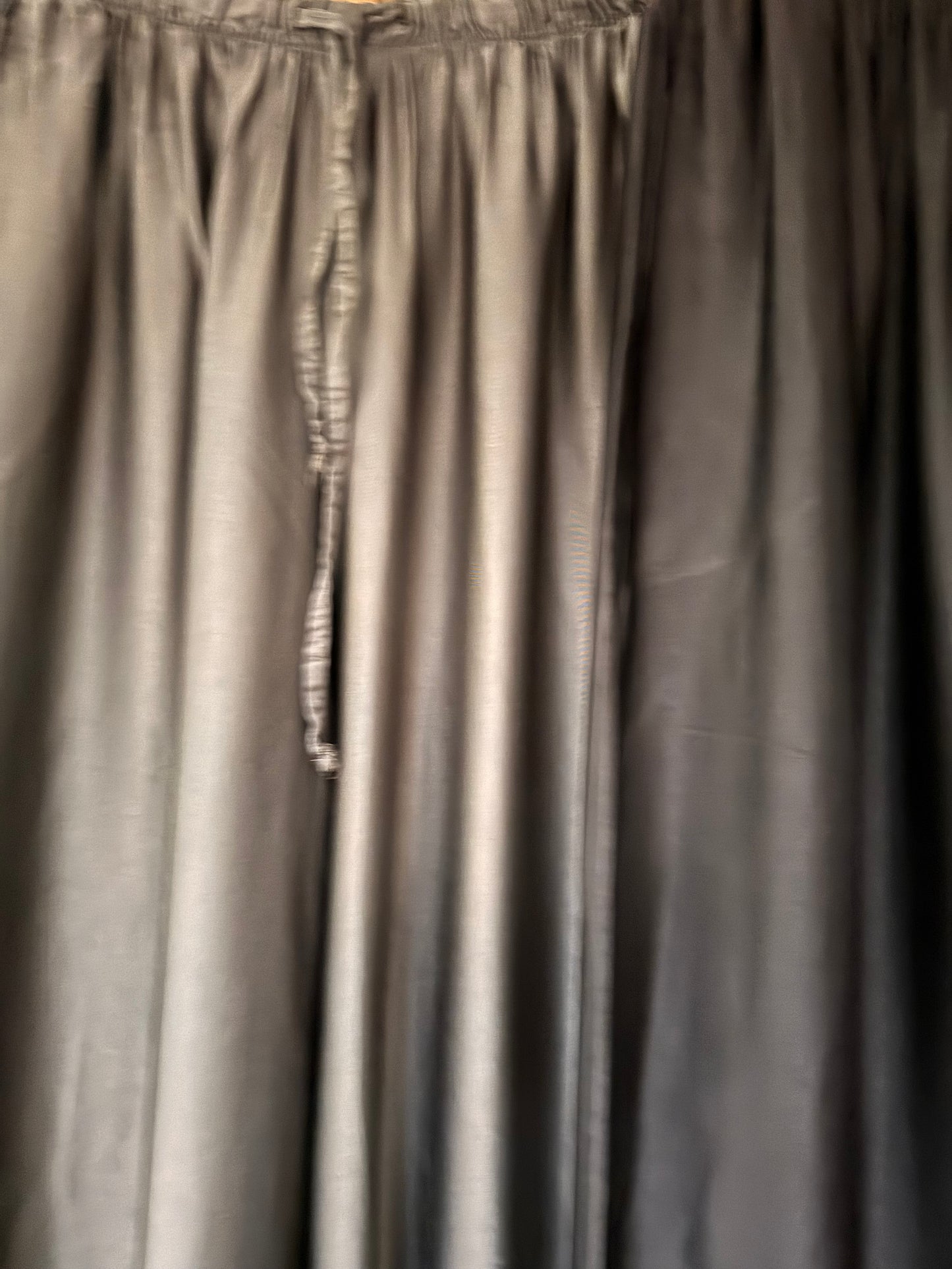 Weitgeschnittene Seidensatinhose in schoko und taupe