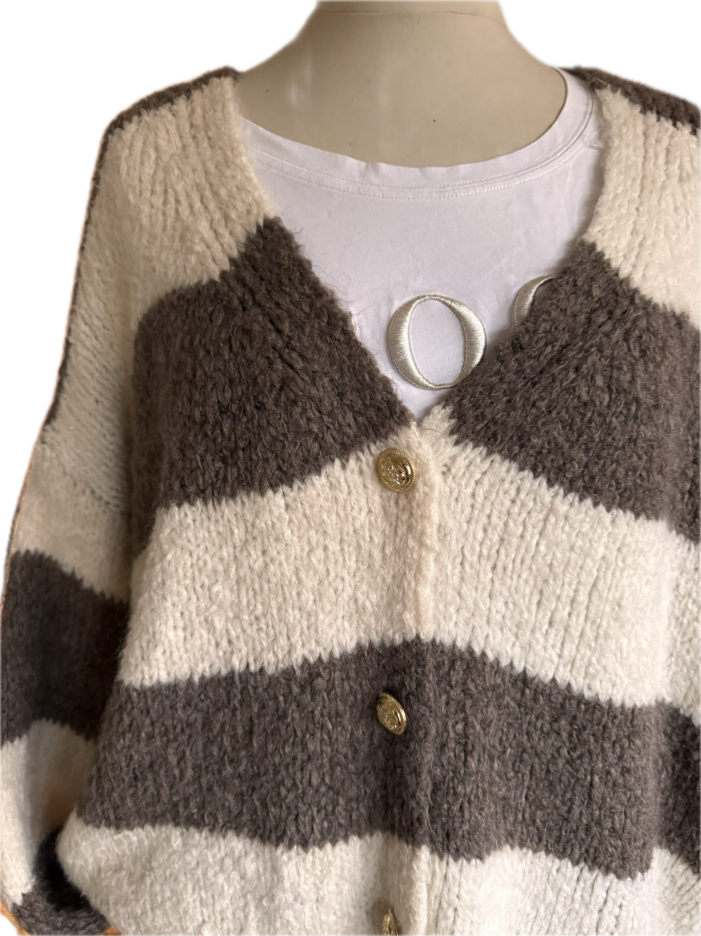 Gestreifte Stickjacke mit passendem Schal in creme und schoko