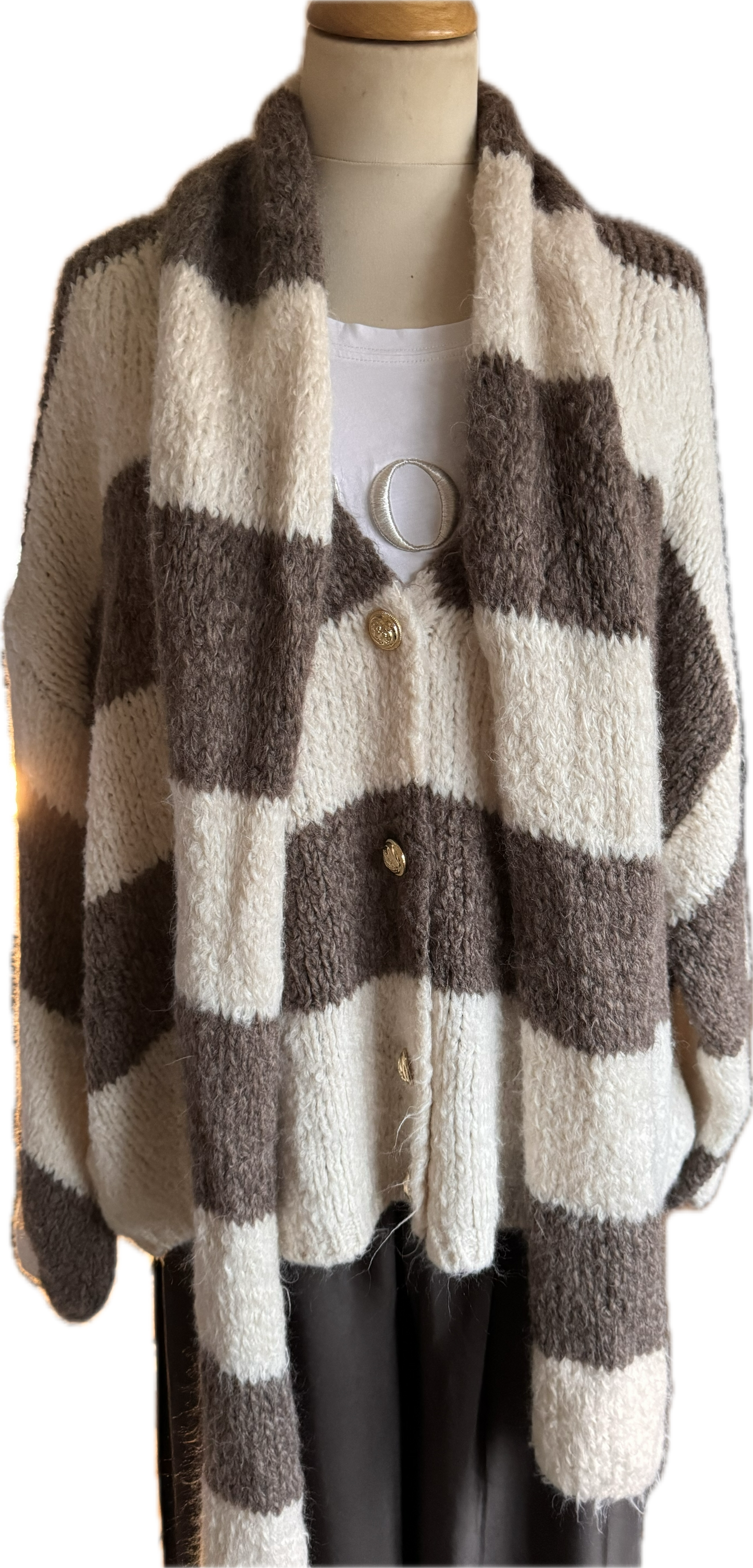 Gestreifte Stickjacke mit passendem Schal in creme und schoko