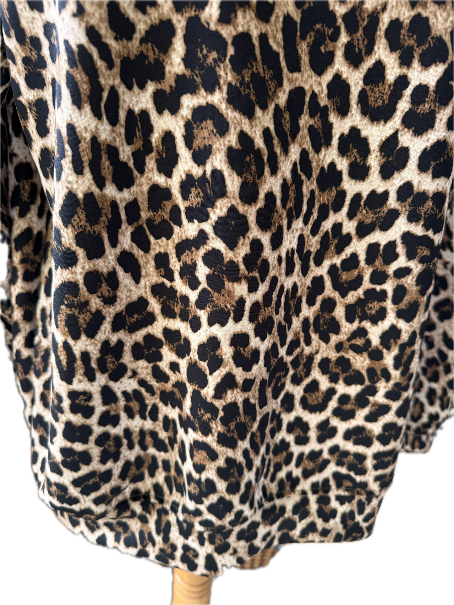 Sweatshirt im Animaldruck mit pinkfarbenen Streifen