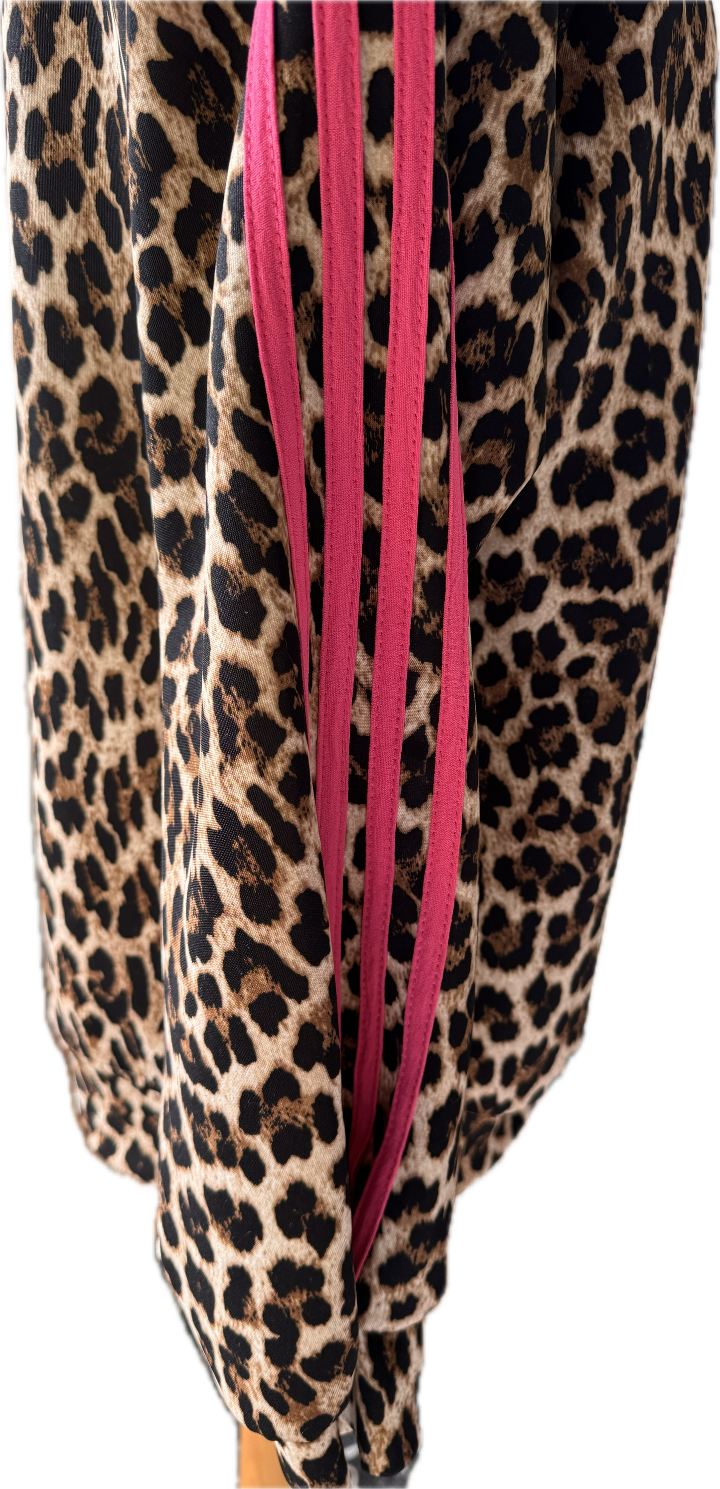 Sweatshirt im Animaldruck mit pinkfarbenen Streifen