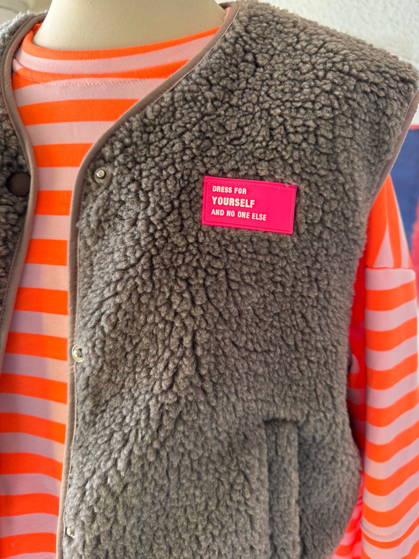 Short West in taupe mit Sticker