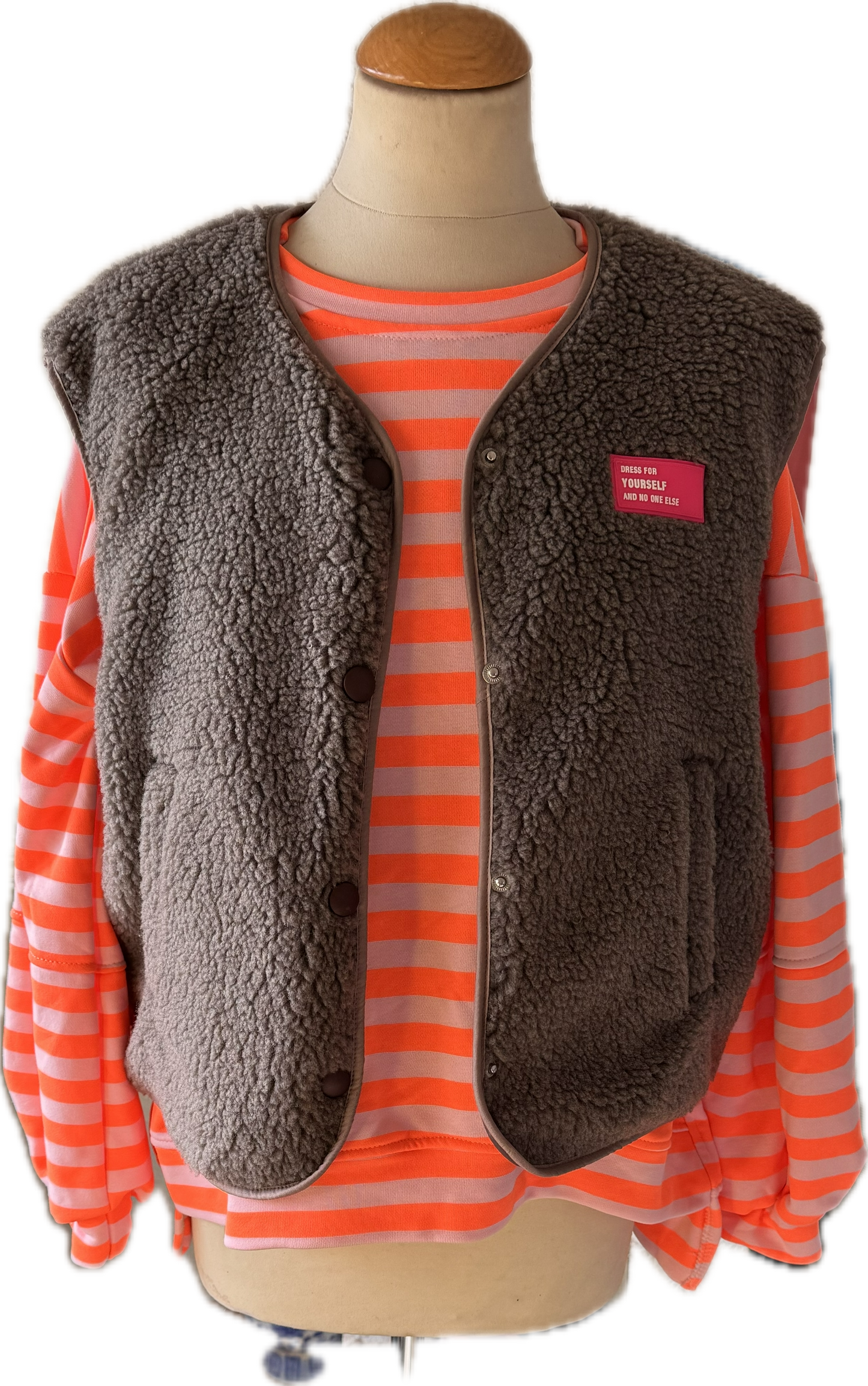 Short West in taupe mit Sticker