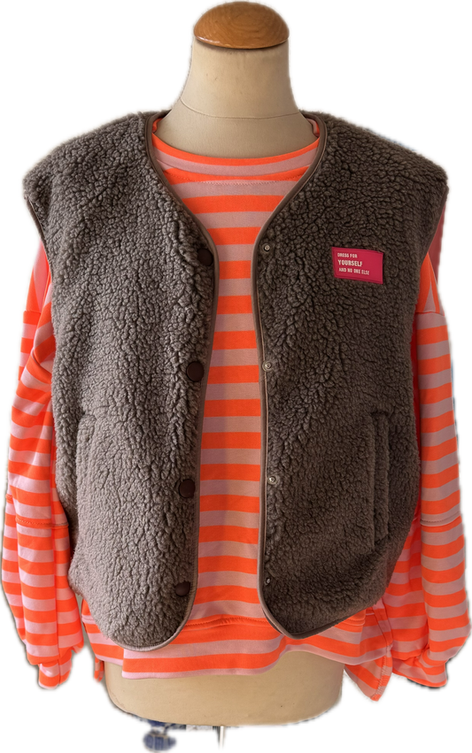 Short West in taupe mit Sticker