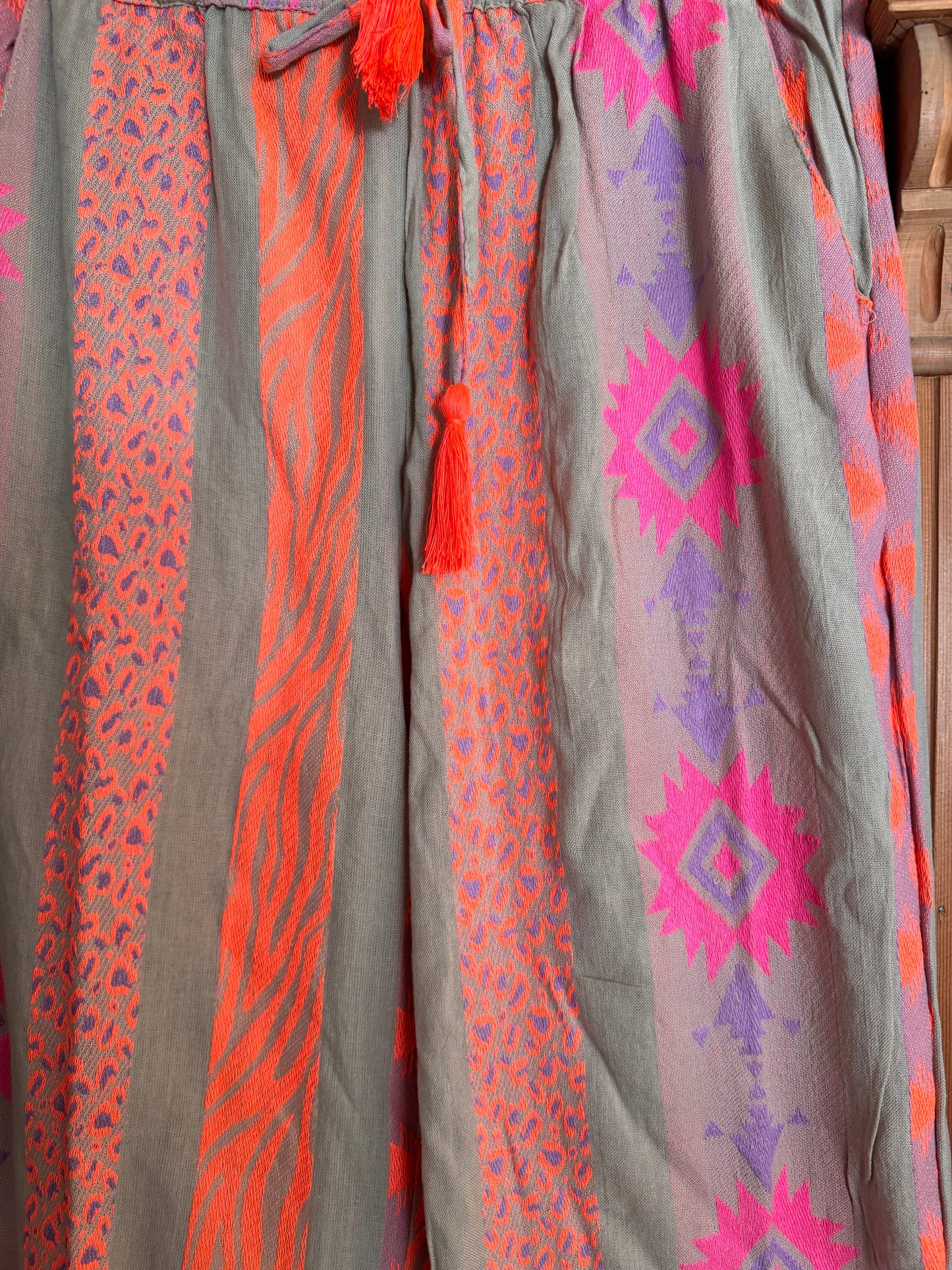 Weiter und gerade geschnittene Hose, tolle Farbkombi