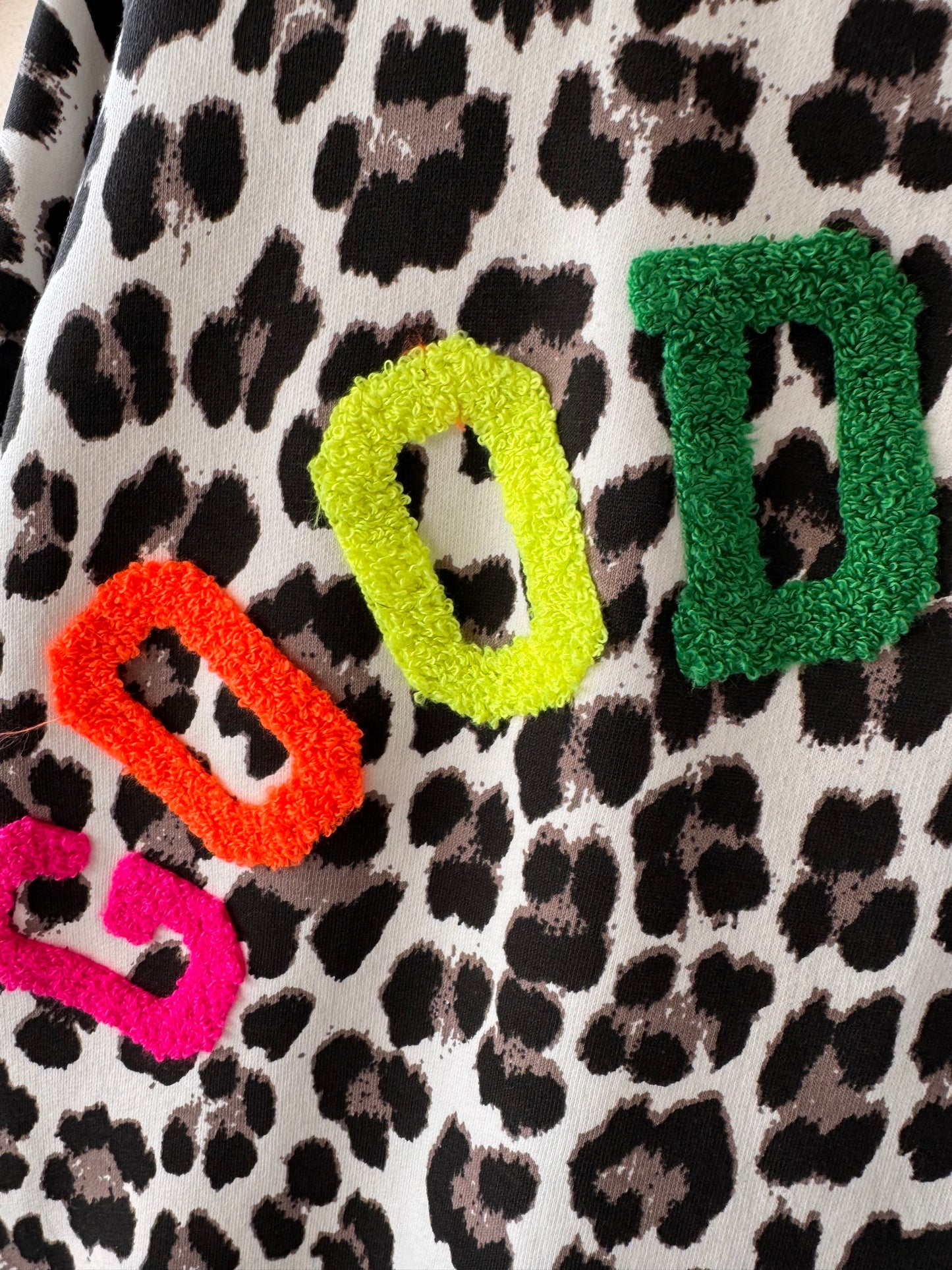 Sweatshirt im Animaldruck, Schriftzug hinten