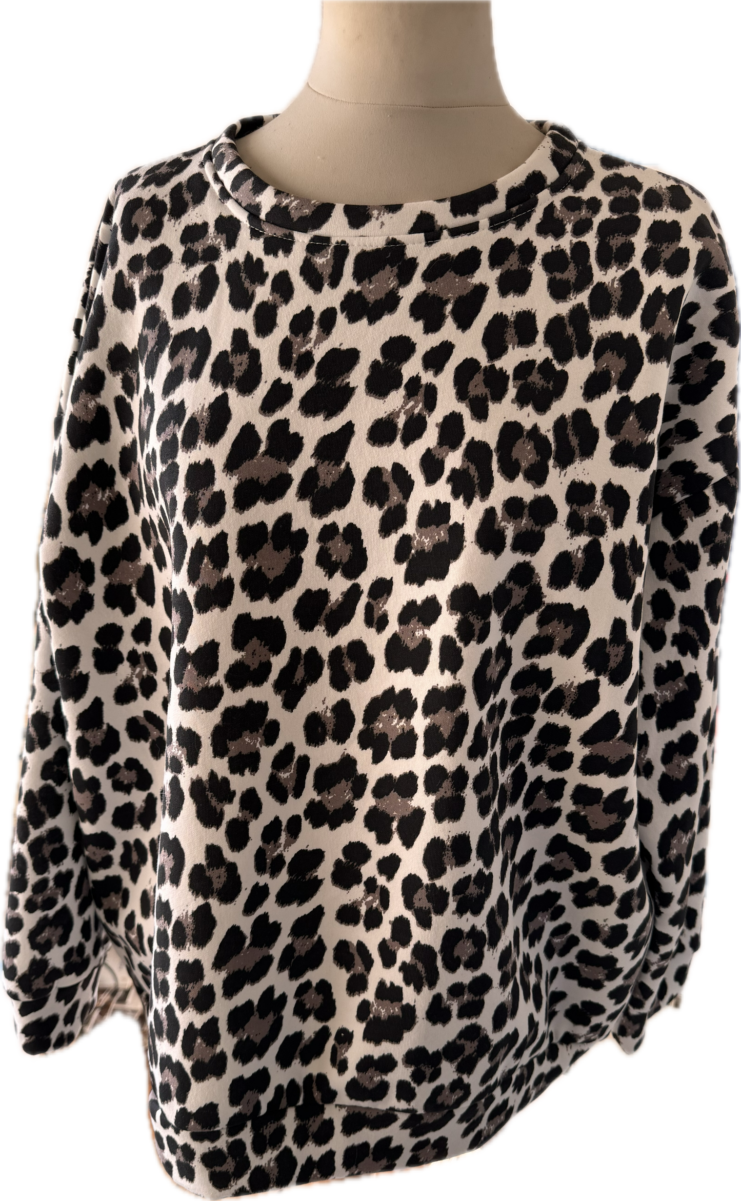 Sweatshirt im Animaldruck, Schriftzug hinten