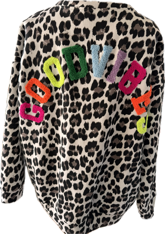 Sweatshirt im Animaldruck, Schriftzug hinten