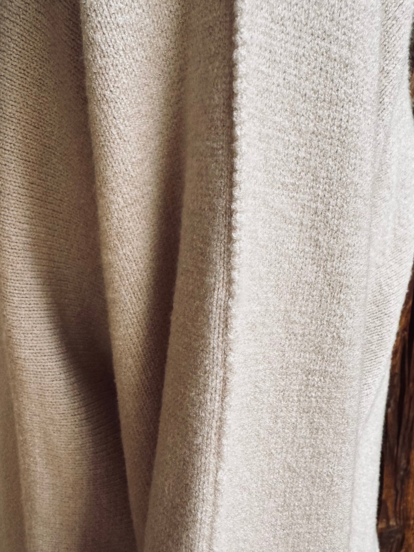 Leichter Strickpulli in ceme und mais