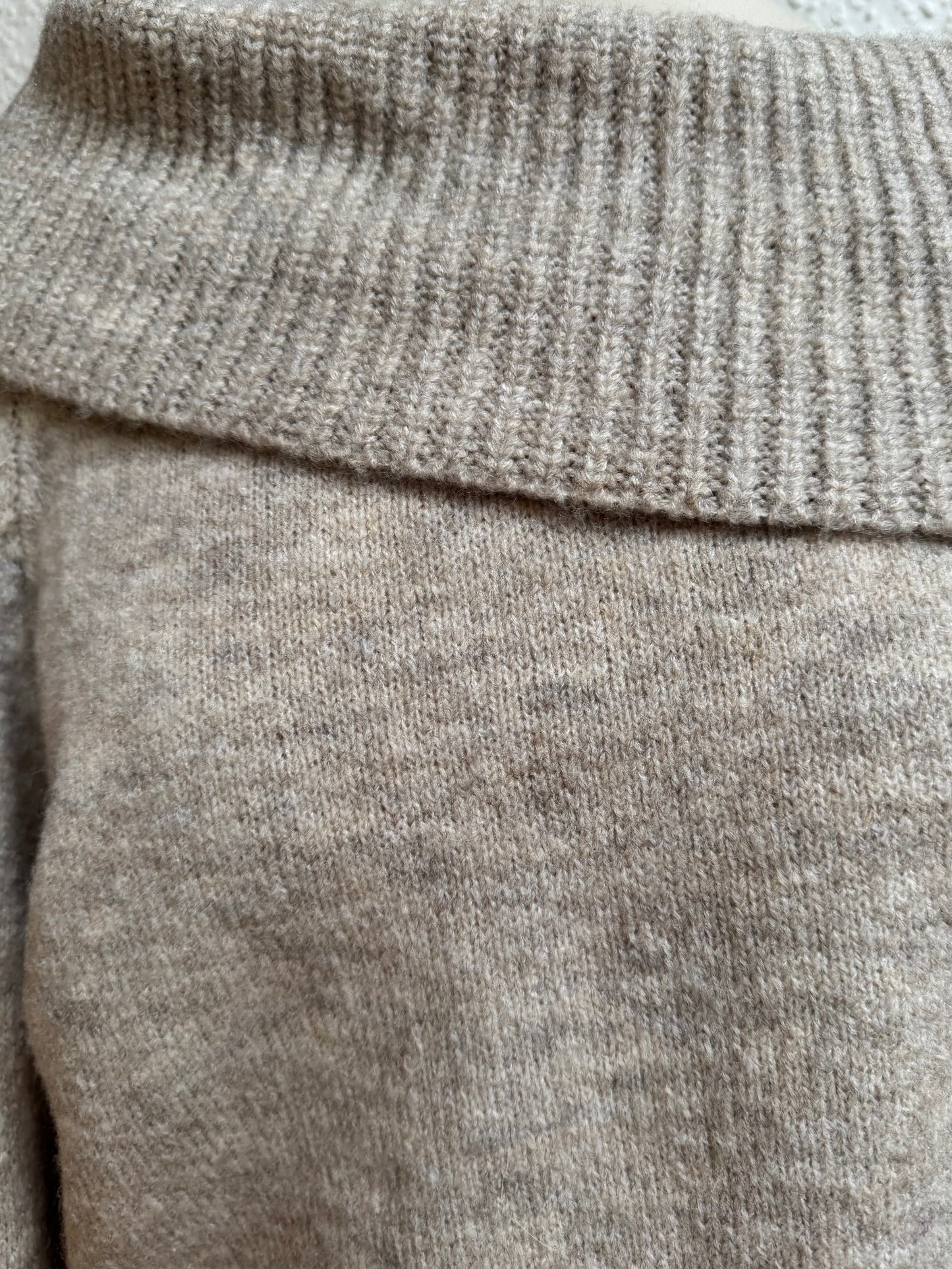 Pulli mit breitem Carmenausschnitt