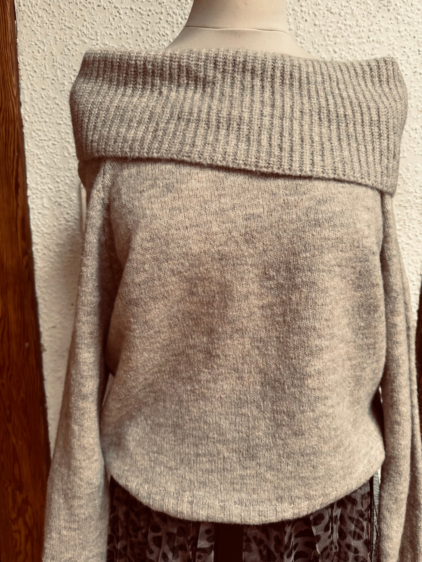 Pulli mit breitem Carmenausschnitt