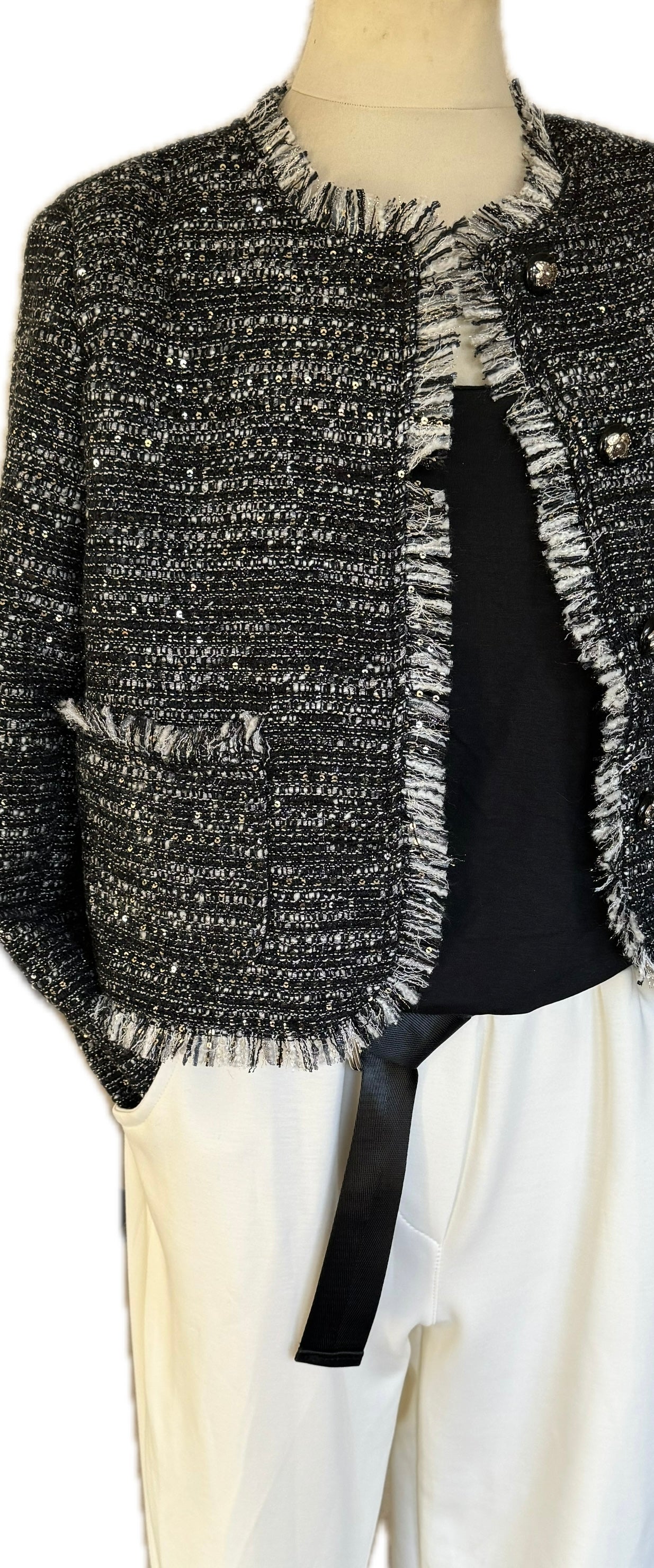 Kurze Fransenjacke mit Silberfaden und Pailletten