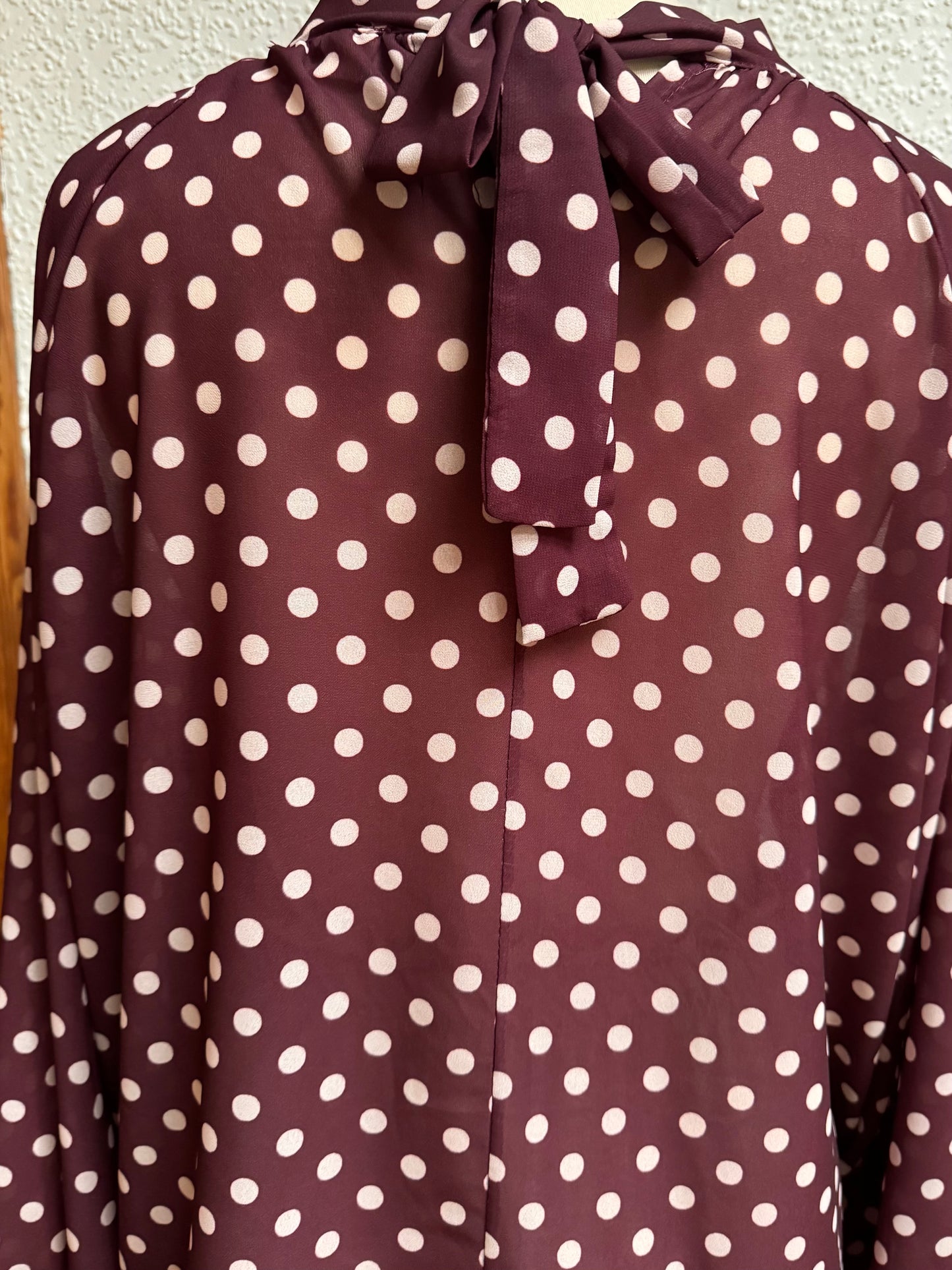 Tupfenbluse in bordeaux