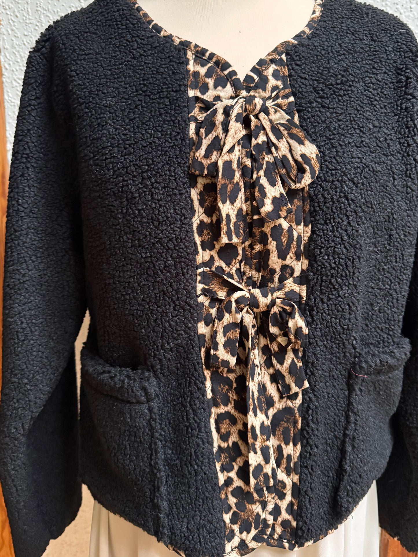 Kleine schwarze Teddyjacke