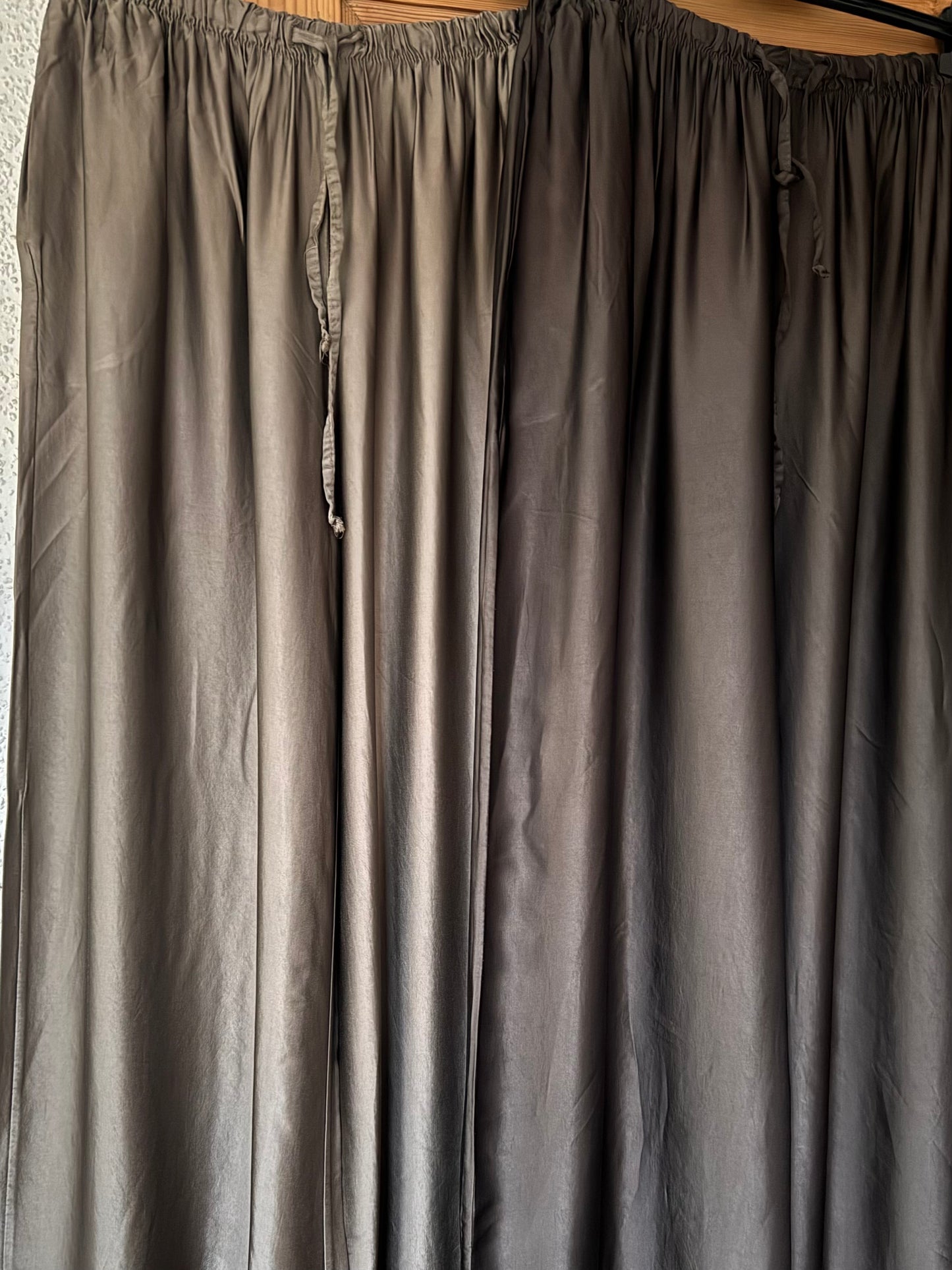 Weitgeschnittene Seidensatinhose in schoko und taupe