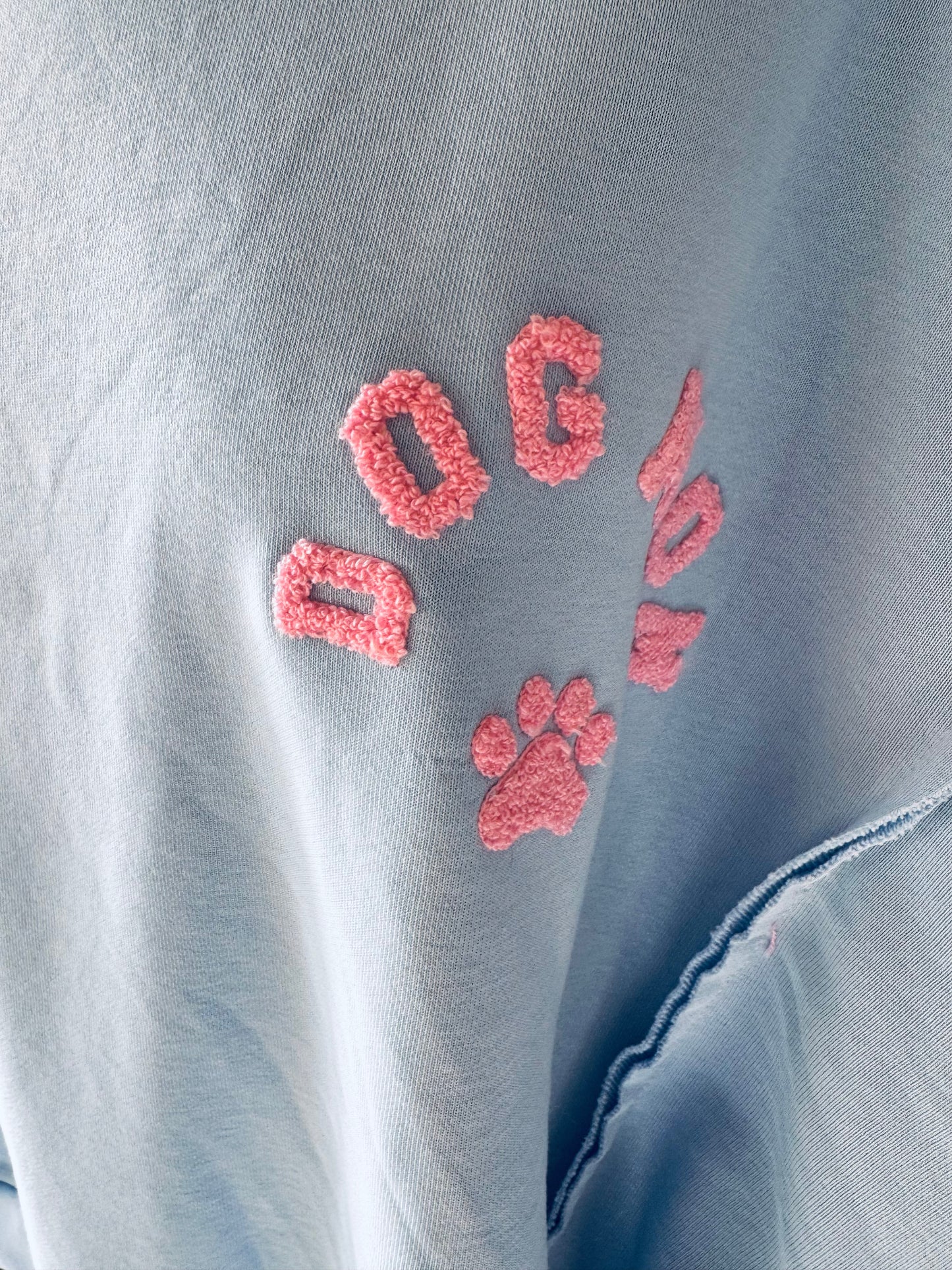 Oversized Sweatshirt "DOGMOM" in hellblau