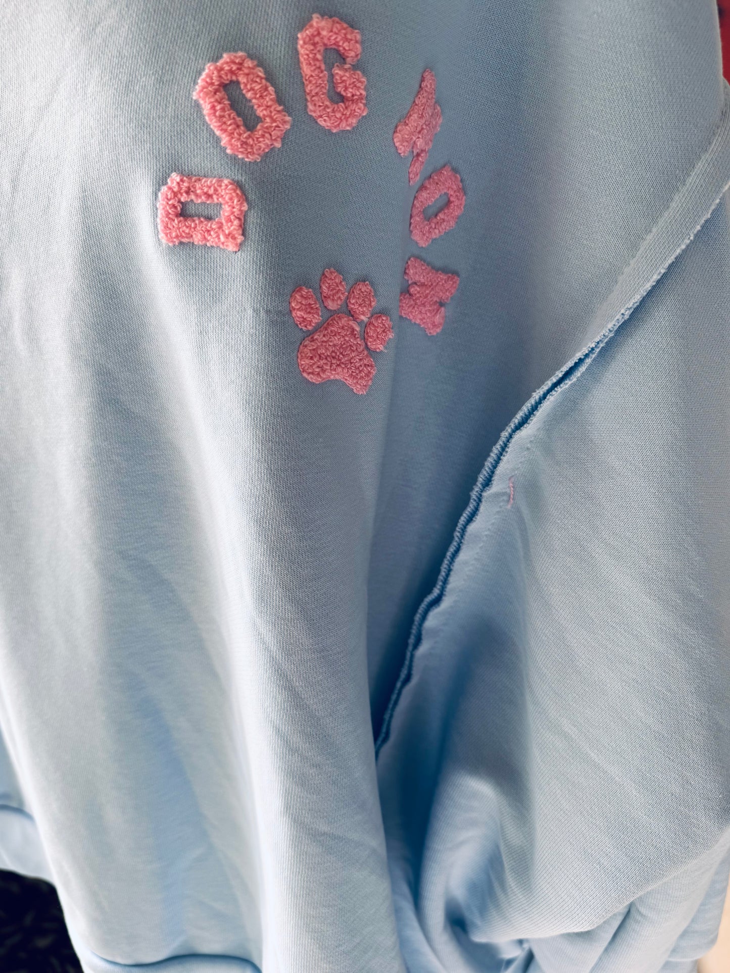 Oversized Sweatshirt "DOGMOM" in hellblau