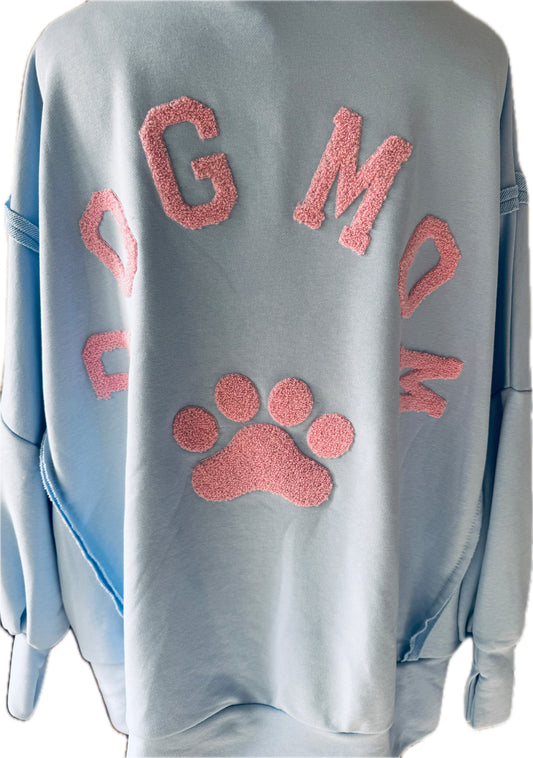 Oversized Sweatshirt "DOGMOM" in hellblau